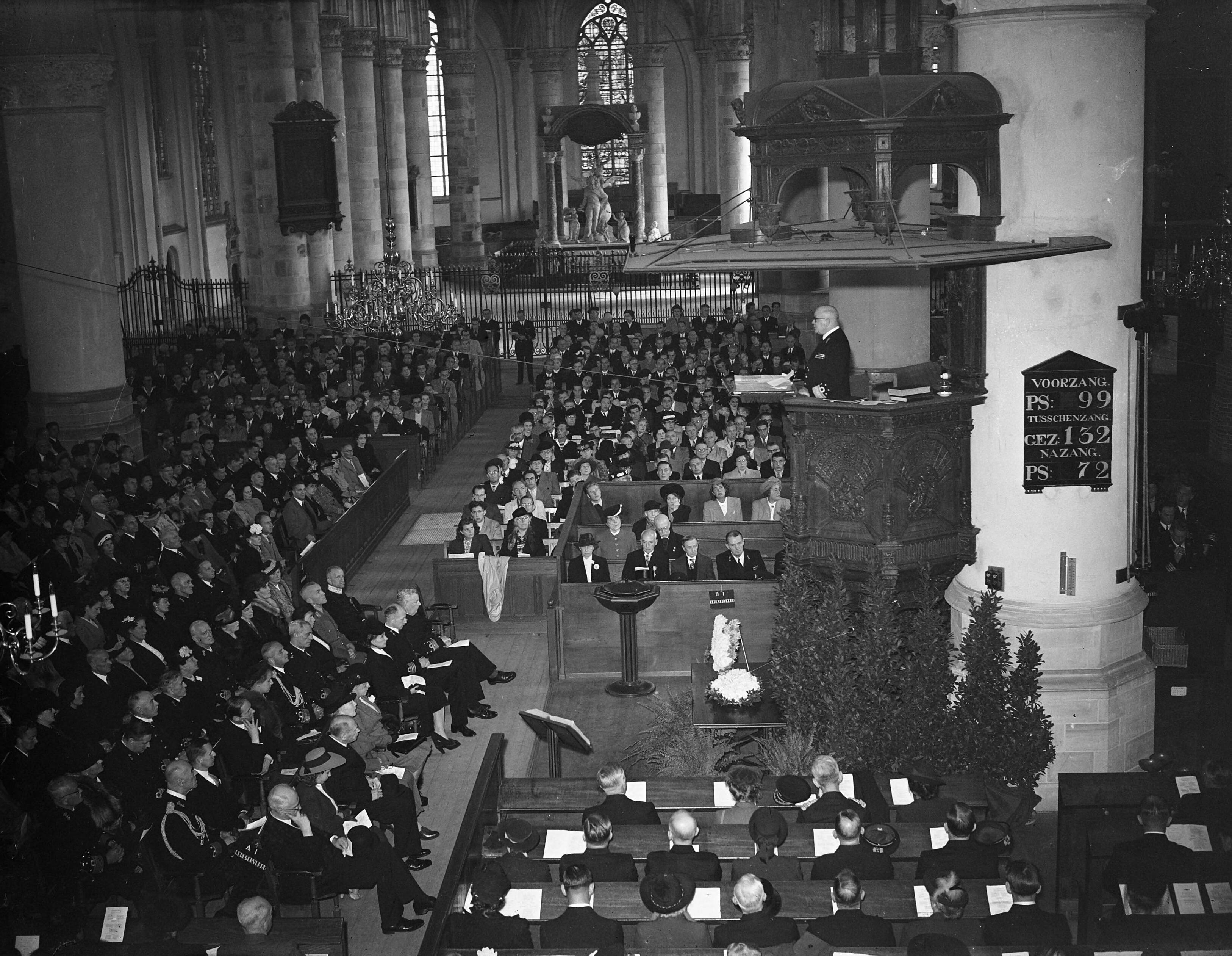 Fotocollectie Anefo — Herdenking 30-jarig bestaan MLD (Marine Luchtvaartdienst) in de Grote Kerk te Den Haag — Foto: Noske, J.D. / Anefo. Licentie: Set B: Rechtenvrij / Publiek Domein. Bron: Nationaal Archief. http://hdl.handle.net/10648/a8adc798-d0b4-102d-bcf8-003048976d84