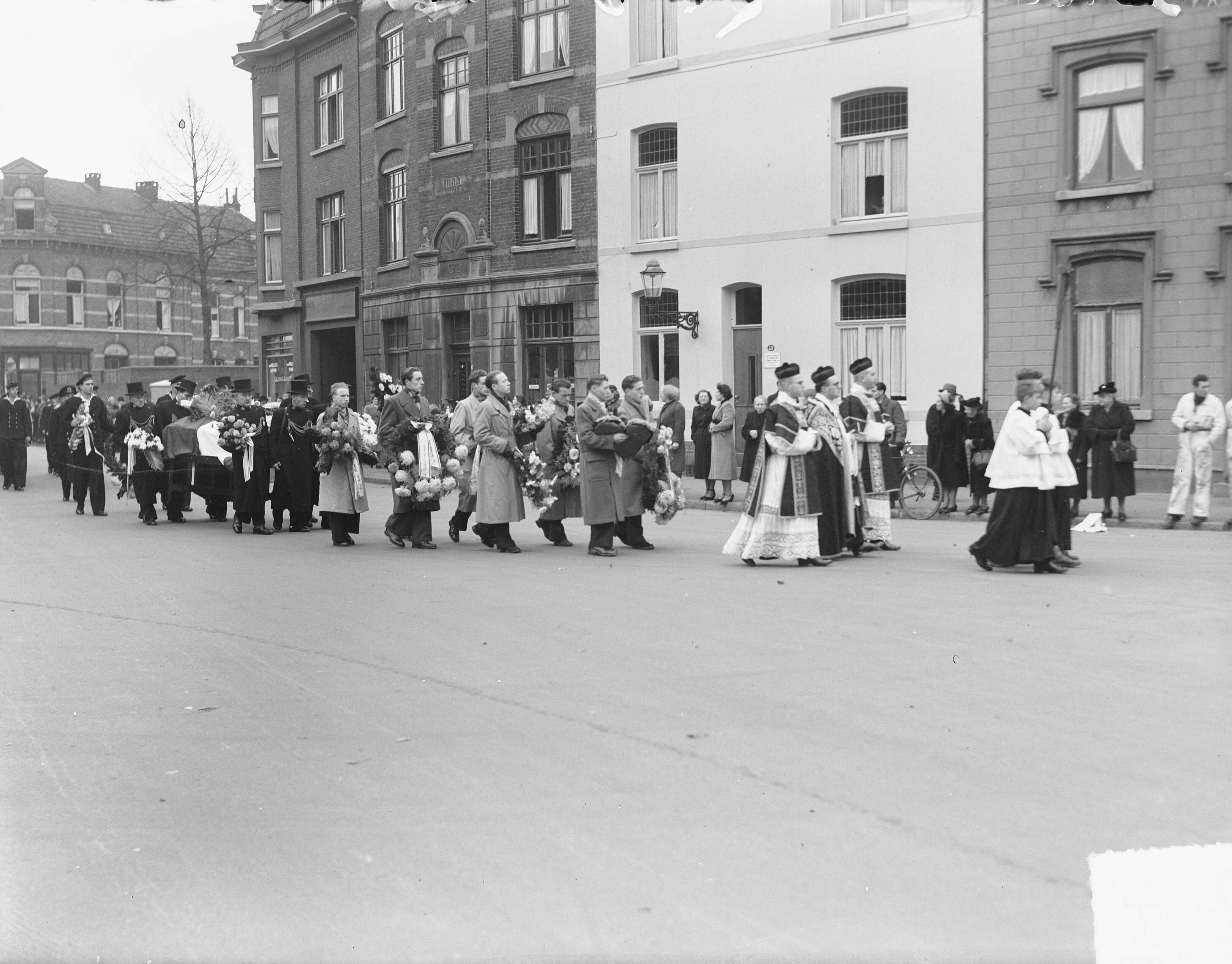 Fotocollectie Anefo — Maastricht. Uitvaart en begrafenis van stoker Braun van de Koninklijke Marine — Foto: Oorschot, […] van / Anefo. Licentie: Set B: Rechtenvrij / Publiek Domein. Bron: Nationaal Archief. http://hdl.handle.net/10648/a8e1ed20-d0b4-102d-bcf8-003048976d84