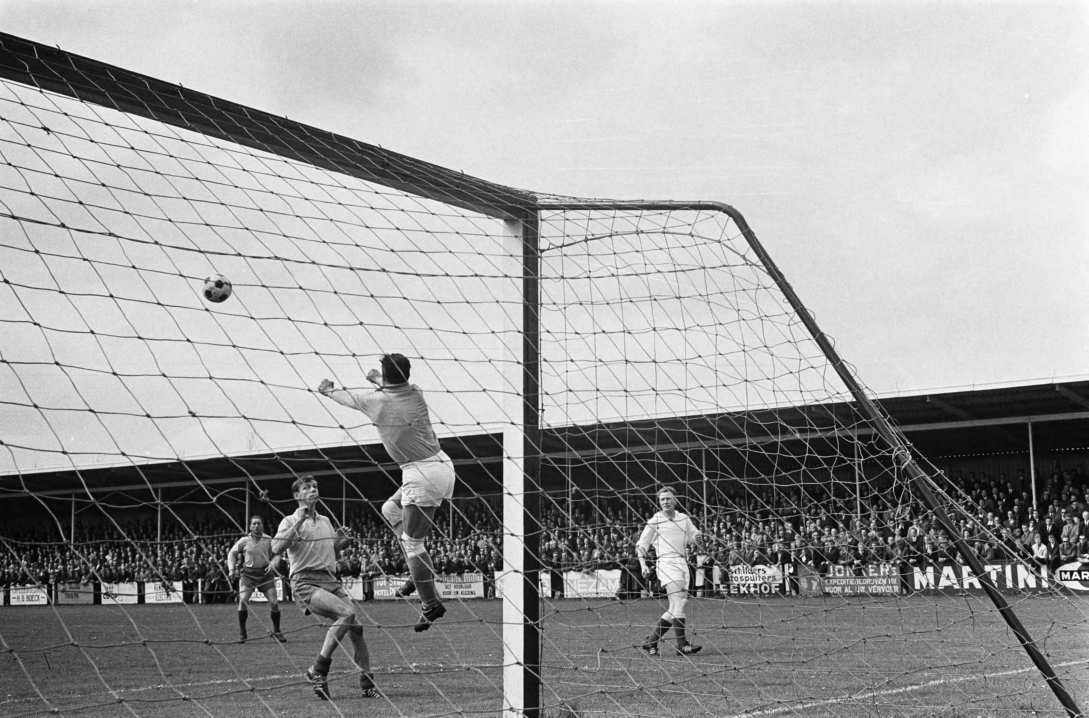 Fotocollectie Anefo — Voetbal. Veendam tegen Sittardia 1-3. Spelmoment, actie van Veendam-keeper Frans de Munkc, voor hem Willy Dullens (Sittardia) — Foto: Pot, Harry / Anefo. Licentie: Set B: Rechtenvrij / Publiek Domein. Bron: Nationaal Archief. http://hdl.handle.net/10648/aa67fda6-d0b4-102d-bcf8-003048976d84