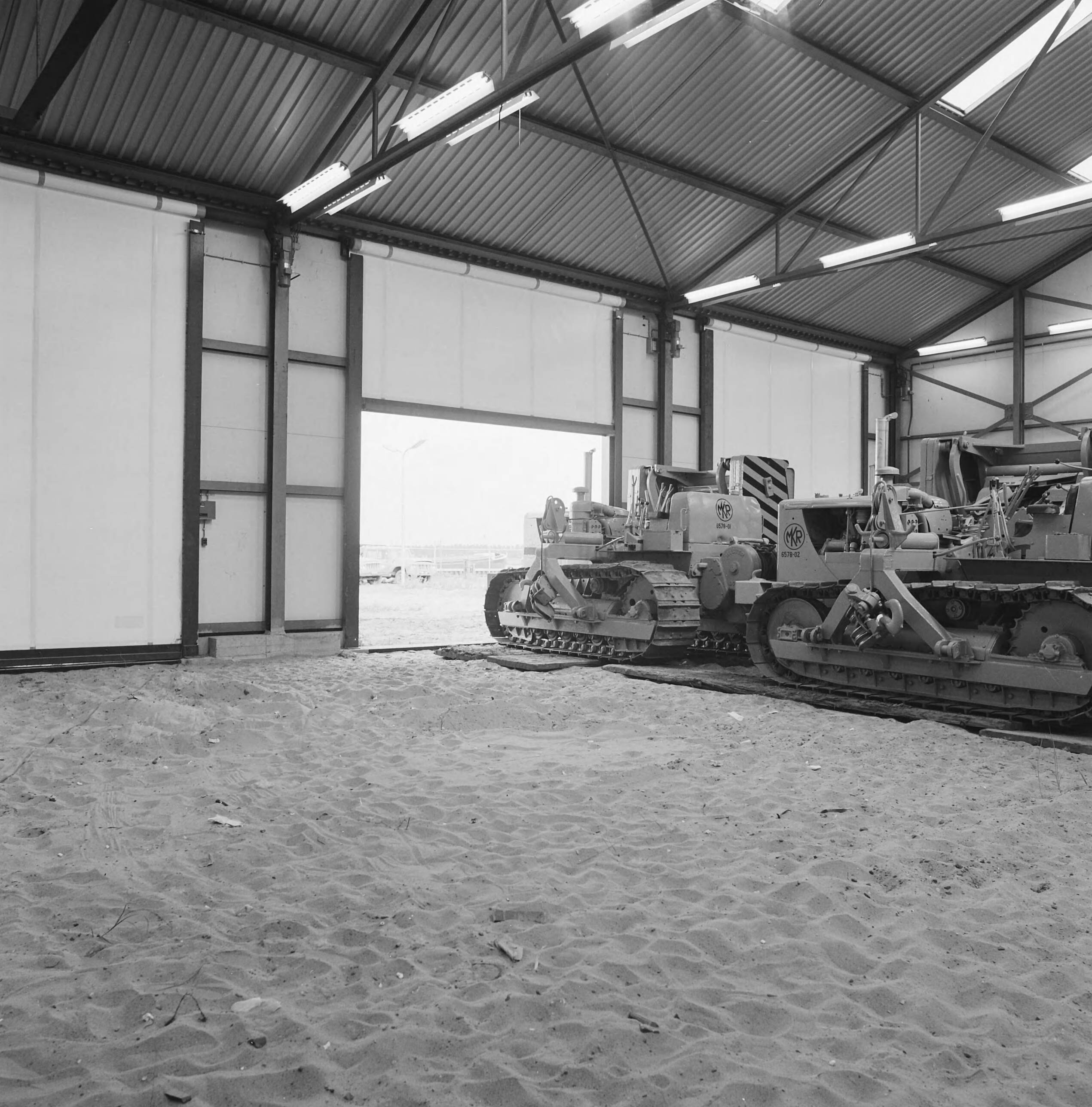 Fotocollectie Nederlandse Heidemaatschappij — Kampen|npc |loodsen |werktuigen — Foto: Fotograaf Onbekend / Heidemij. Licentie: Set B: Rechtenvrij / Publiek Domein. Bron: Nationaal Archief. http://hdl.handle.net/10648/ae532e72-d0b4-102d-bcf8-003048976d84