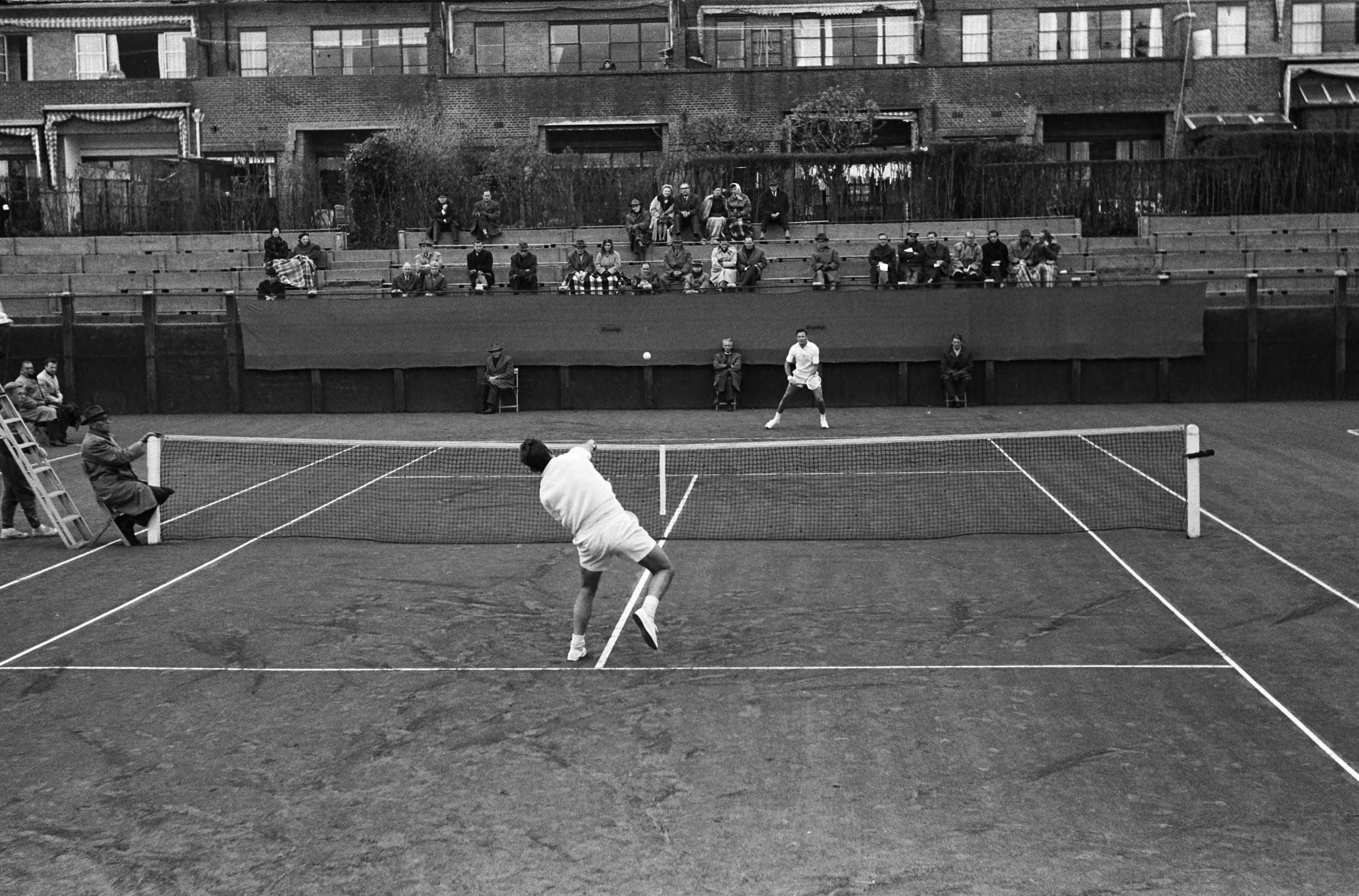 Fotocollectie Anefo — Tennis. Davis Cup Europese Zone, eerste ronde wedstrijd Nederland tegen Rhodesië op de METS-banen te Scheveningen. Piet van Eijsden (achter) tegen Adrian Bey (Rhodesië). Van Eijsden won met 3-6, 9-7, 6-3 en 6-3 — Foto: Koch, Eric / Anefo. Licentie: Set B: Rechtenvrij / Publiek Domein. Bron: Nationaal Archief. http://hdl.handle.net/10648/aa352cc8-d0b4-102d-bcf8-003048976d84