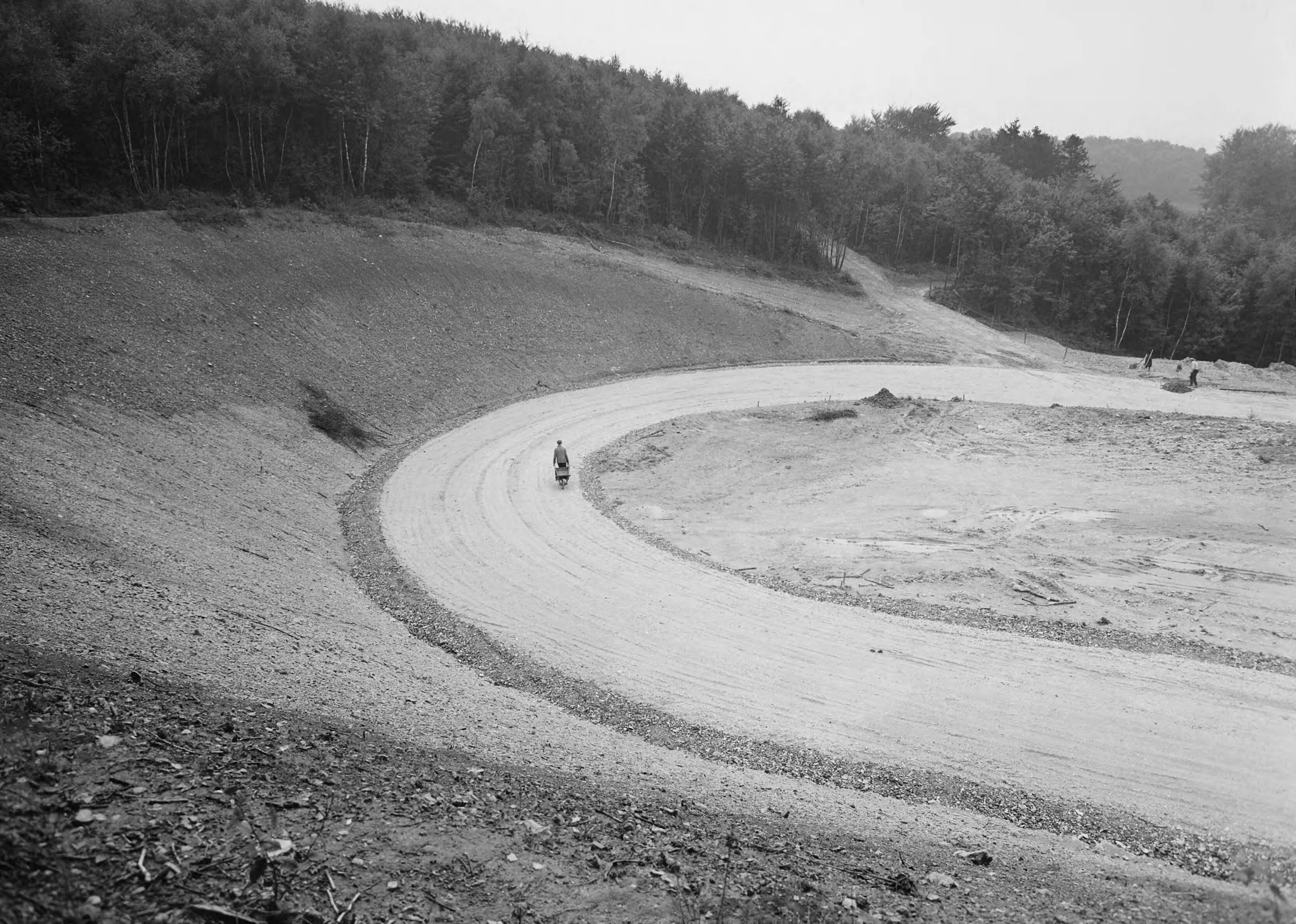 Fotocollectie Nederlandse Heidemaatschappij — Aanleg recreatieweg door Vijlenerbos Vaals. Serpentinebocht — Foto: Eyssen, [...] / Heidemij. Licentie: Set B: Rechtenvrij / Publiek Domein. Bron: Nationaal Archief. http://hdl.handle.net/10648/ae6f9fb2-d0b4-102d-bcf8-003048976d84