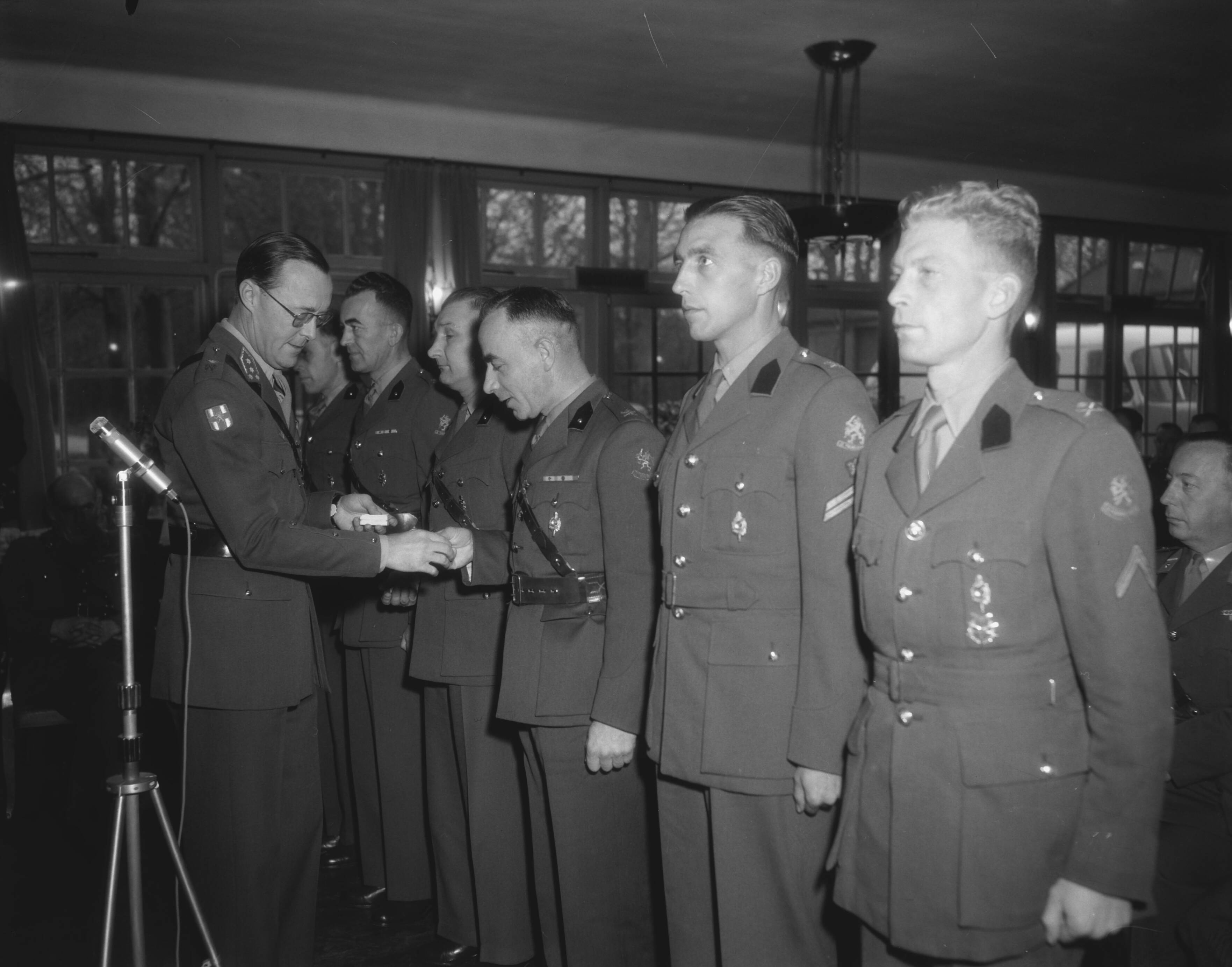 Fotocollectie Anefo — Prins Bernhard reikt op de "Zwaluwenberg" bij Hollandsche Rading prijzen uit aan de best geklasseerde officieren en onderofficieren die hebben deelgenomen aan de de 24-uurs-jeeprit op 5 en 6 november 1958. Uitreiking aan de onderofficieren — Foto: Pot, Harry / Anefo. Licentie: Set B: Rechtenvrij / Publiek Domein. Bron: Nationaal Archief. http://hdl.handle.net/10648/a989be06-d0b4-102d-bcf8-003048976d84