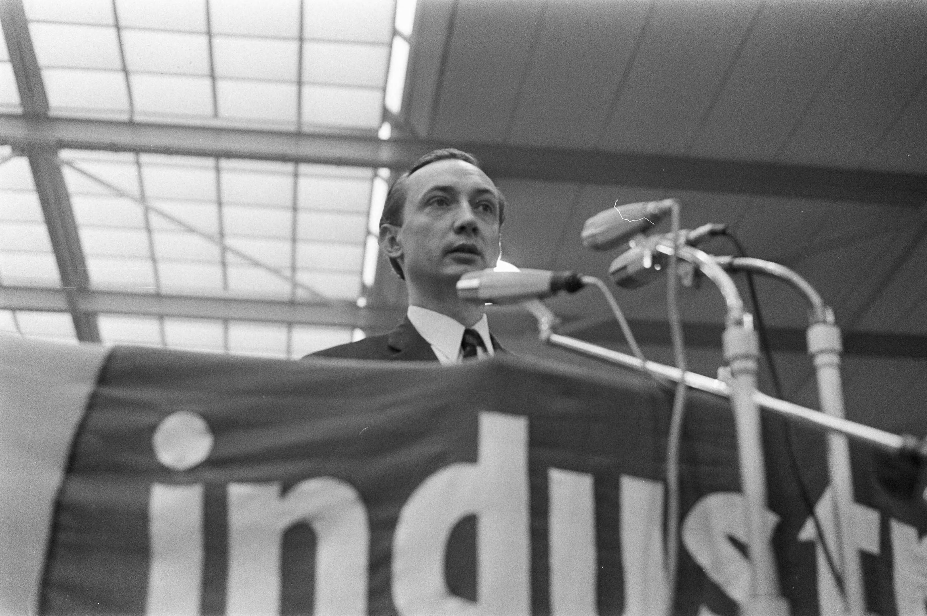 Fotocollectie Anefo — Kadervergadering van Industriebond van NVV in Merwedehotel Utrecht, nr. 11, 12 Thonessen, adjunct-secretaris Int. Metall. Arbeiter Bund, — Foto: Peters, Hans / Anefo. Licentie: Set B: Rechtenvrij / Publiek Domein. Bron: Nationaal Archief. http://hdl.handle.net/10648/abde258e-d0b4-102d-bcf8-003048976d84