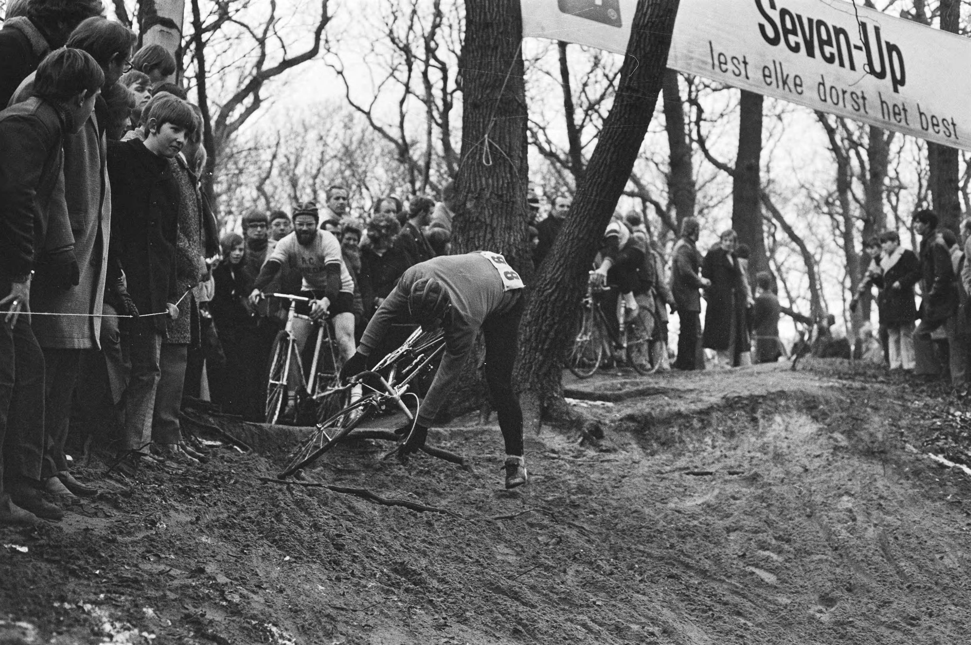 Fotocollectie Anefo — Wielercross "Katerkoers", Den Haag ; A. van de Wetering valt — Foto: Evers, Joost / Anefo. Licentie: Set B: Rechtenvrij / Publiek Domein. Bron: Nationaal Archief. http://hdl.handle.net/10648/abaeef6c-d0b4-102d-bcf8-003048976d84