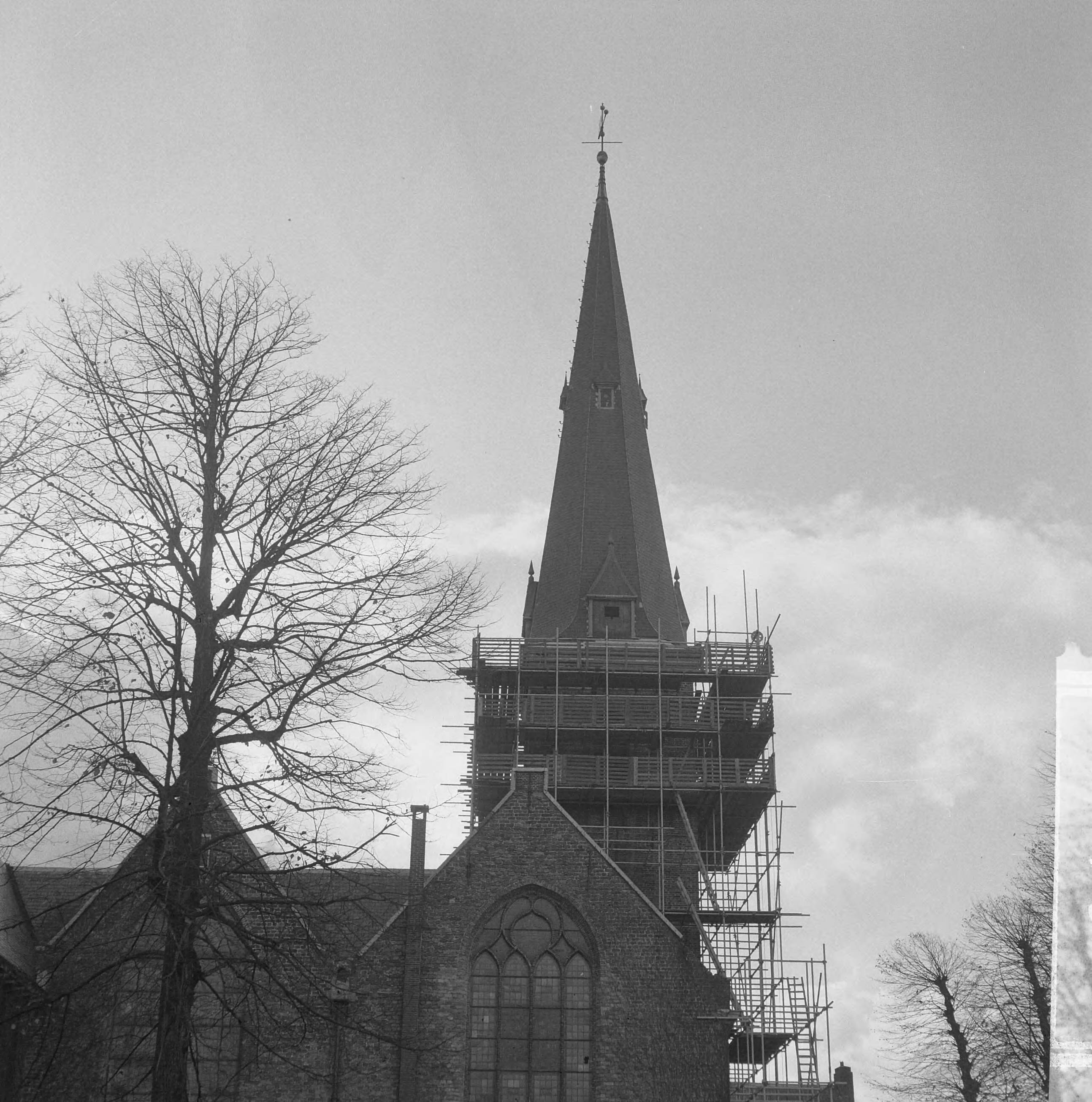 Restauratie van de oude dorpskerk te Voorburg — Toren van de oude dorpskerk in de steigers — Foto: Kroon, Ron / Anefo. Licentie: Set B: Rechtenvrij / Publiek Domein. Bron: Nationaal Archief. http://hdl.handle.net/10648/aacbbba2-d0b4-102d-bcf8-003048976d84