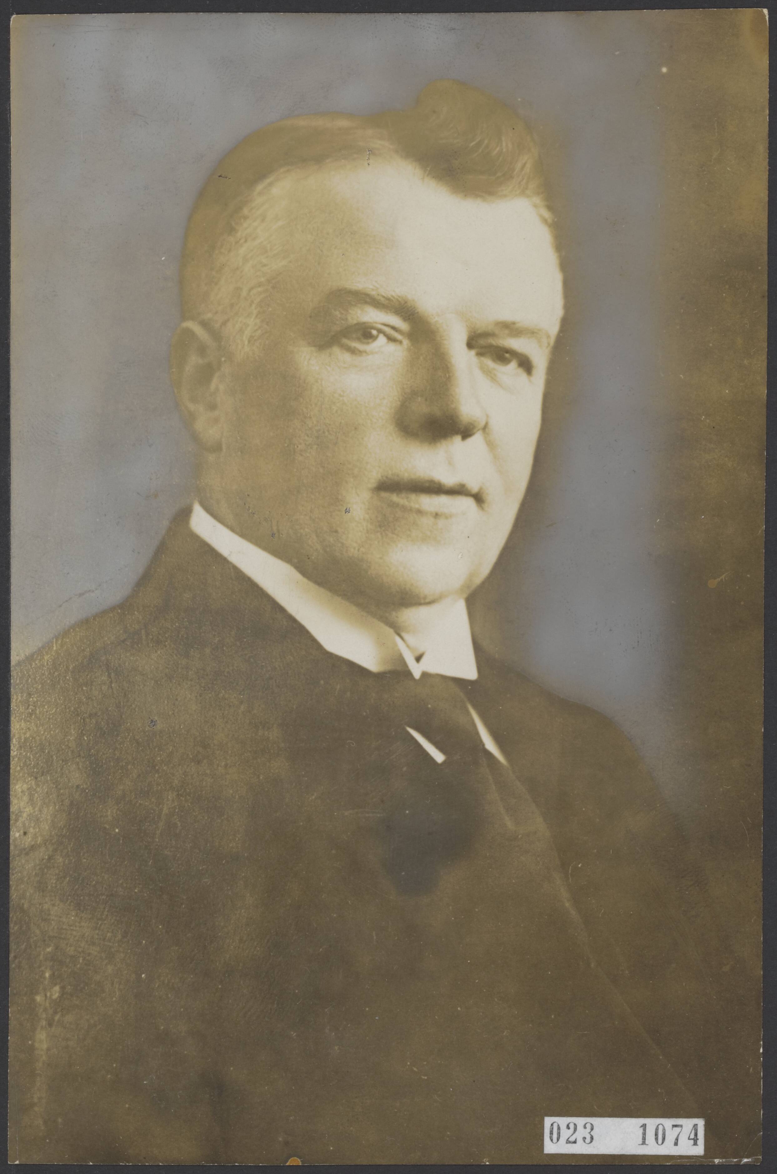 Fotocollectie Elsevier Binnenland — Ds. G.H.A. van der Vegte, predikant bij de Gereformeerde Kerk te Groningen, scriba van de classis Groningen, deputaat van de zendende kerk Groningen voor de zending op Soemba en voorzitter van het centraal comité voor de zending op Soemba en redacteur van de Groninger Kerkbode, viert op 29 juni 1927 zijn 25-jarig jubileum — Foto: Fotopersbureau "Holland". Licentie: Set B: Rechtenvrij / Publiek Domein. Bron: Nationaal Archief. http://hdl.handle.net/10648/add5ebb0-d0b4-102d-bcf8-003048976d84
