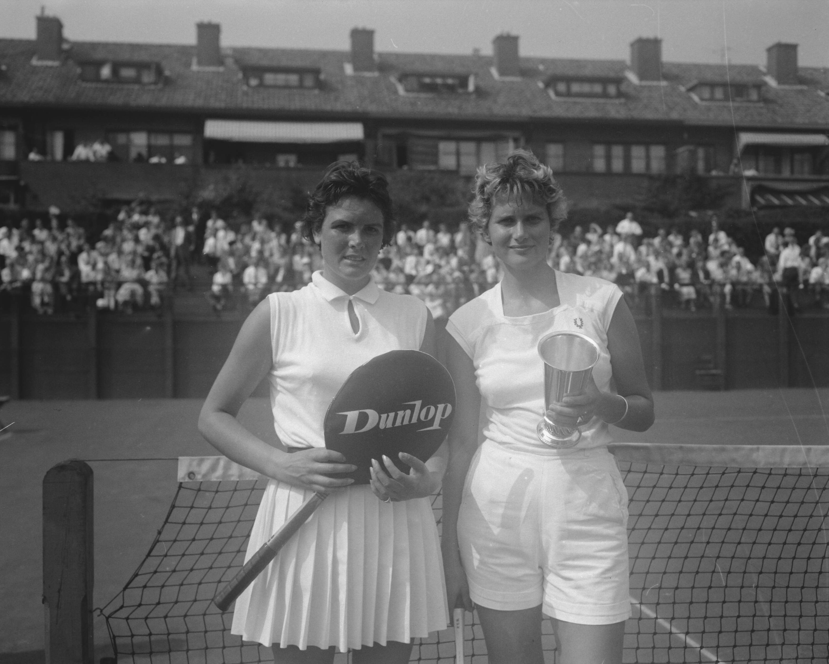 Fotocollectie Anefo — Tenniskampioenschappen op de METS-banen te Scheveningen. Finale damesenkelspel. Links Trix Sauter en rechts Fenny de Soet-ten Bosch (winnnares) — Foto: Bilsen, Joop van / Anefo. Licentie: Set B: Rechtenvrij / Publiek Domein. Bron: Nationaal Archief. http://hdl.handle.net/10648/a982afb2-d0b4-102d-bcf8-003048976d84