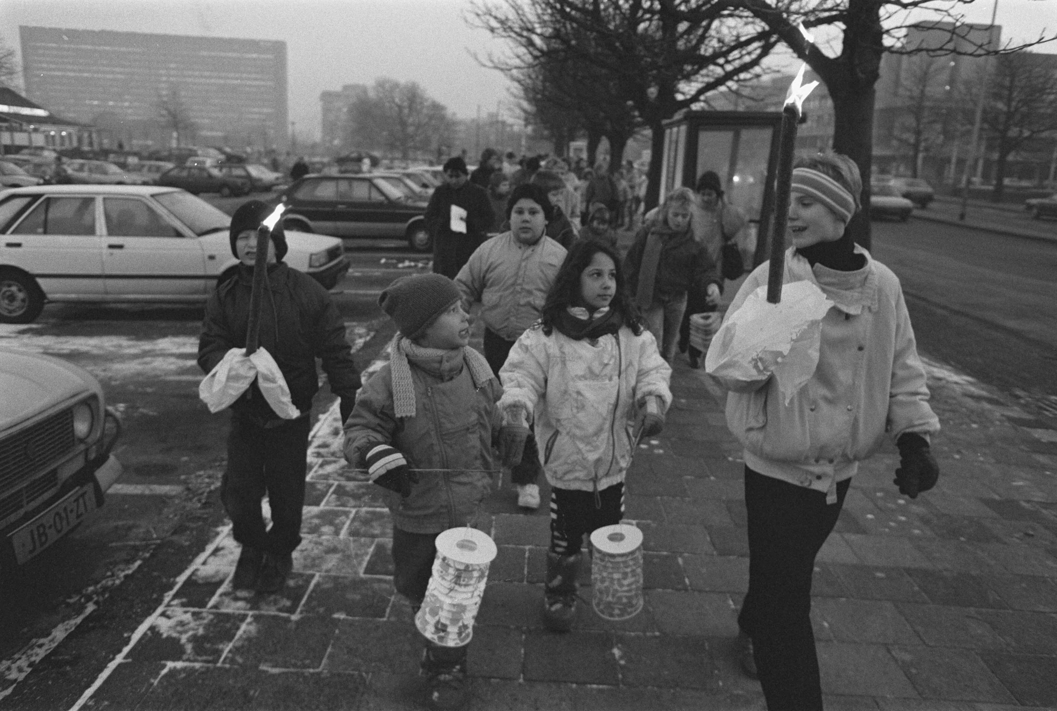 Fotocollectie Anefo — Den Haag , kinderen demonstreren met lampions tegen gevangen zetten kinderen in Zuid Afrika — Foto: Croes, Rob C. / Anefo. Licentie: Set B: Rechtenvrij / Publiek Domein. Bron: Nationaal Archief. http://hdl.handle.net/10648/ad66c8a2-d0b4-102d-bcf8-003048976d84