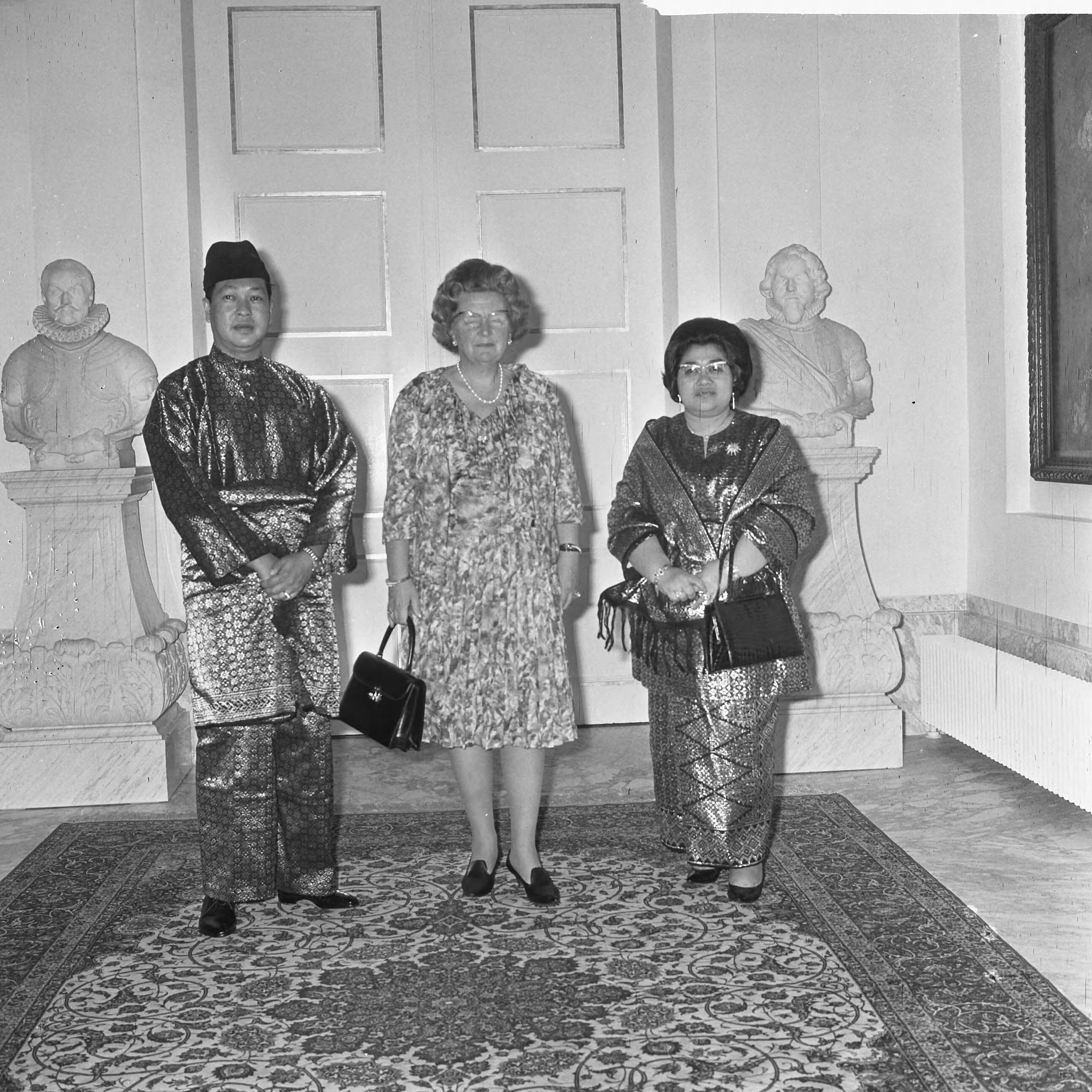 Koningin Juliana ontvangt sultan Salahuddin Abdul Aziz Shah van Selangor en zijn echtgenote op paleis Soestdijk — Foto: Koch, Eric / Anefo. — Licentie: Set B: Rechtenvrij / Publiek Domein. Bron: Nationaal Archief. http://hdl.handle.net/10648/aab2930c-d0b4-102d-bcf8-003048976d84