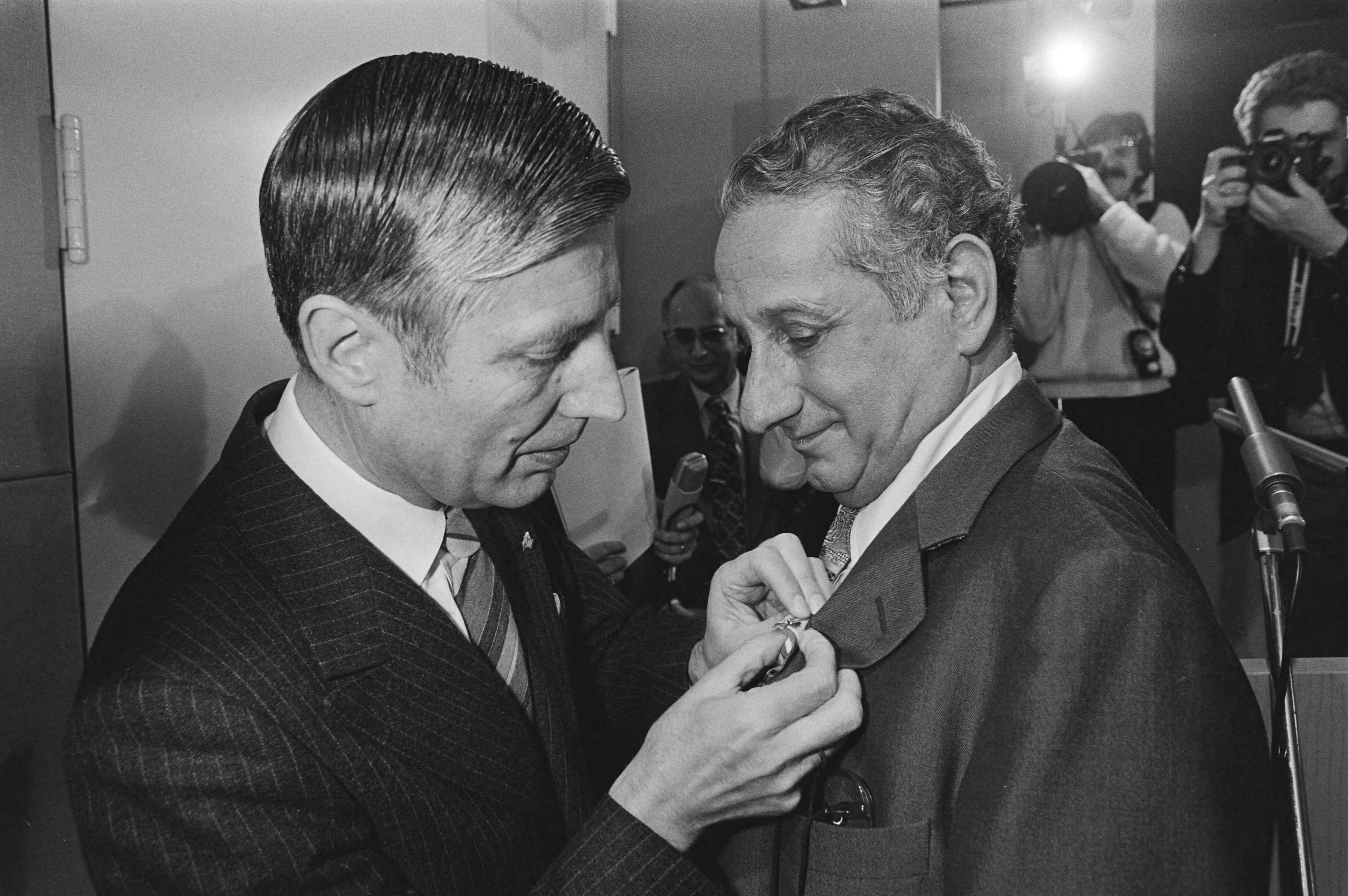 Fotocollectie Anefo — Uitreiking Zilveren Camera door Premier Van Agt op Schiphol aan ANP-fotograaf Paul Stolk Sem Presser werd Koninklijk onderscheiden — Foto: Dijk, Hans van / Anefo. Licentie: Set B: Rechtenvrij / Publiek Domein. Bron: Nationaal Archief. http://hdl.handle.net/10648/acf0bd9c-d0b4-102d-bcf8-003048976d84