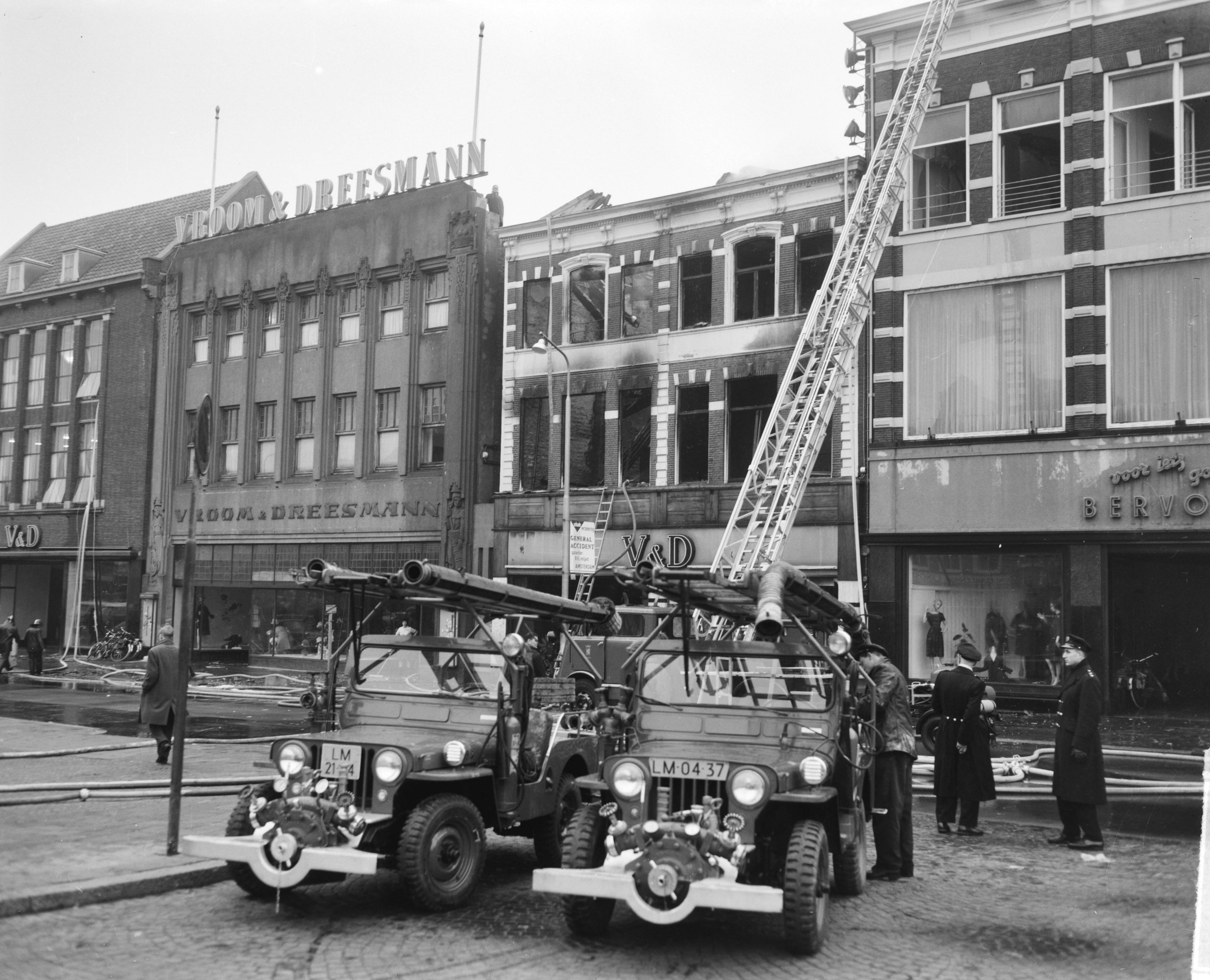 Fotocollectie Anefo — Brand bij V&D te Leeuwarden. Onbeschadigde confectie wordt in veiligheid gebracht — Foto: Bilsen, Joop van / Anefo. Licentie: Set B: Rechtenvrij / Publiek Domein. Bron: Nationaal Archief. http://hdl.handle.net/10648/aa2ed634-d0b4-102d-bcf8-003048976d84