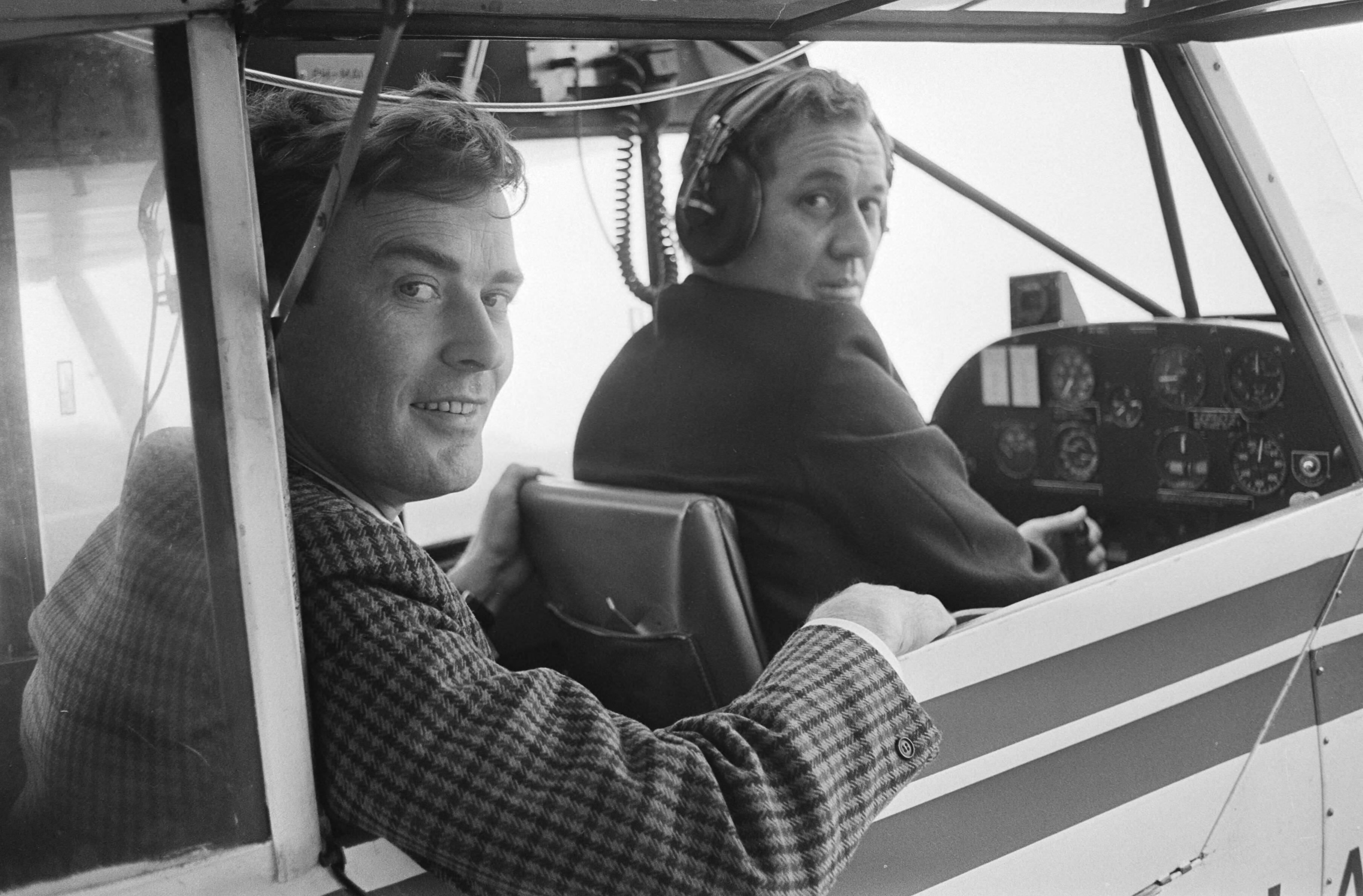 Fotocollectie Anefo — Opdracht Volkskrant: heer Wijnia, directeur vliegtuig reclamebureau, Hilversum — Foto: Peters, Hans / Anefo. Licentie: Set B: Rechtenvrij / Publiek Domein. Bron: Nationaal Archief. http://hdl.handle.net/10648/abb1ee2e-d0b4-102d-bcf8-003048976d84