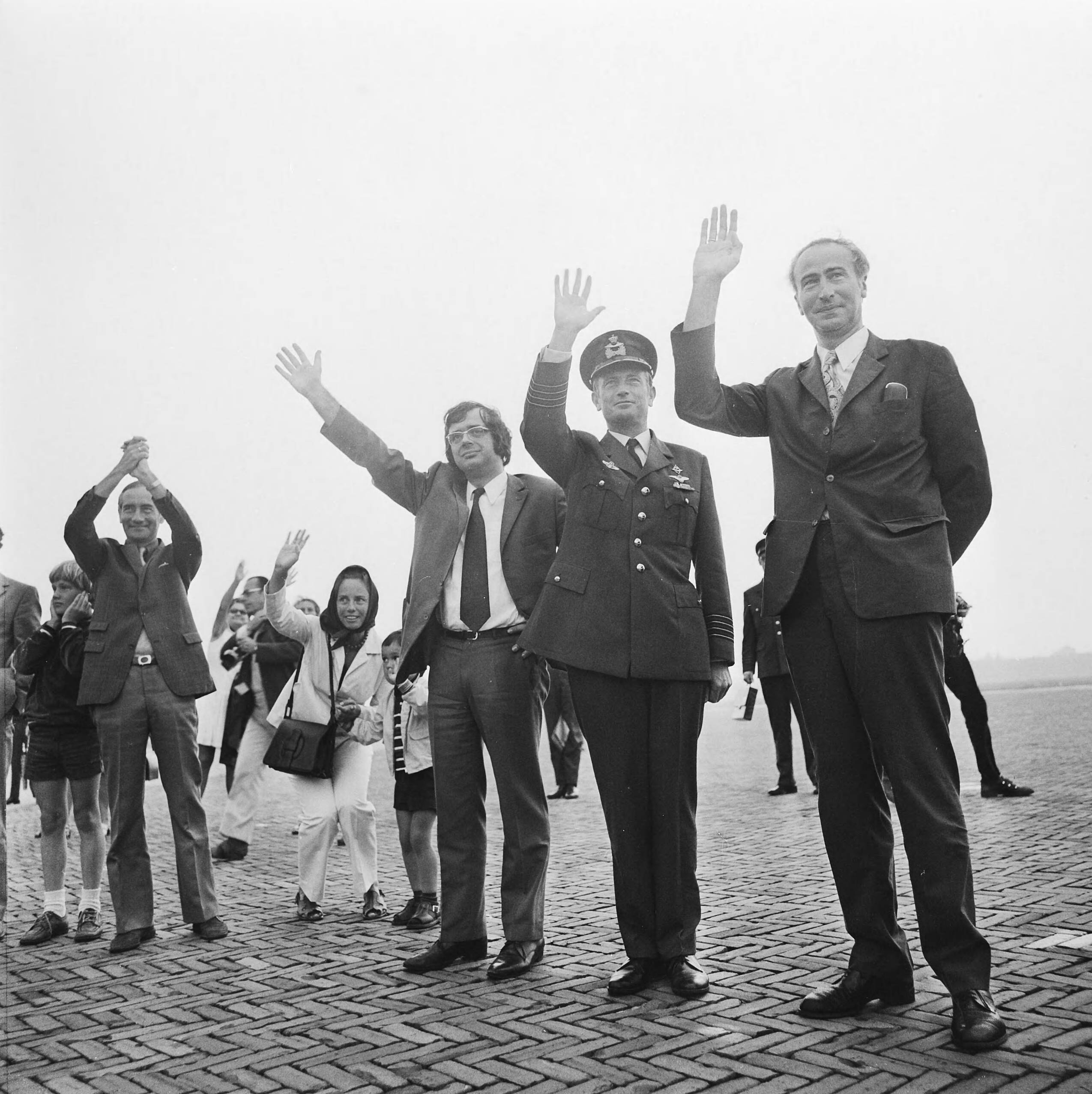 Fotocollectie Anefo — Fokker Friendship vertrekt van Soesterberg naar Dakar om hulp te bieden bij vervoer van hulpgoederen in zgn. Sahel-landen, vliegtuig wordt uitgezwaaid door v.l.n.r. — Foto: Mieremet, Rob / Anefo. Licentie: Set B: Rechtenvrij / Publiek Domein. Bron: Nationaal Archief. http://hdl.handle.net/10648/ac311668-d0b4-102d-bcf8-003048976d84