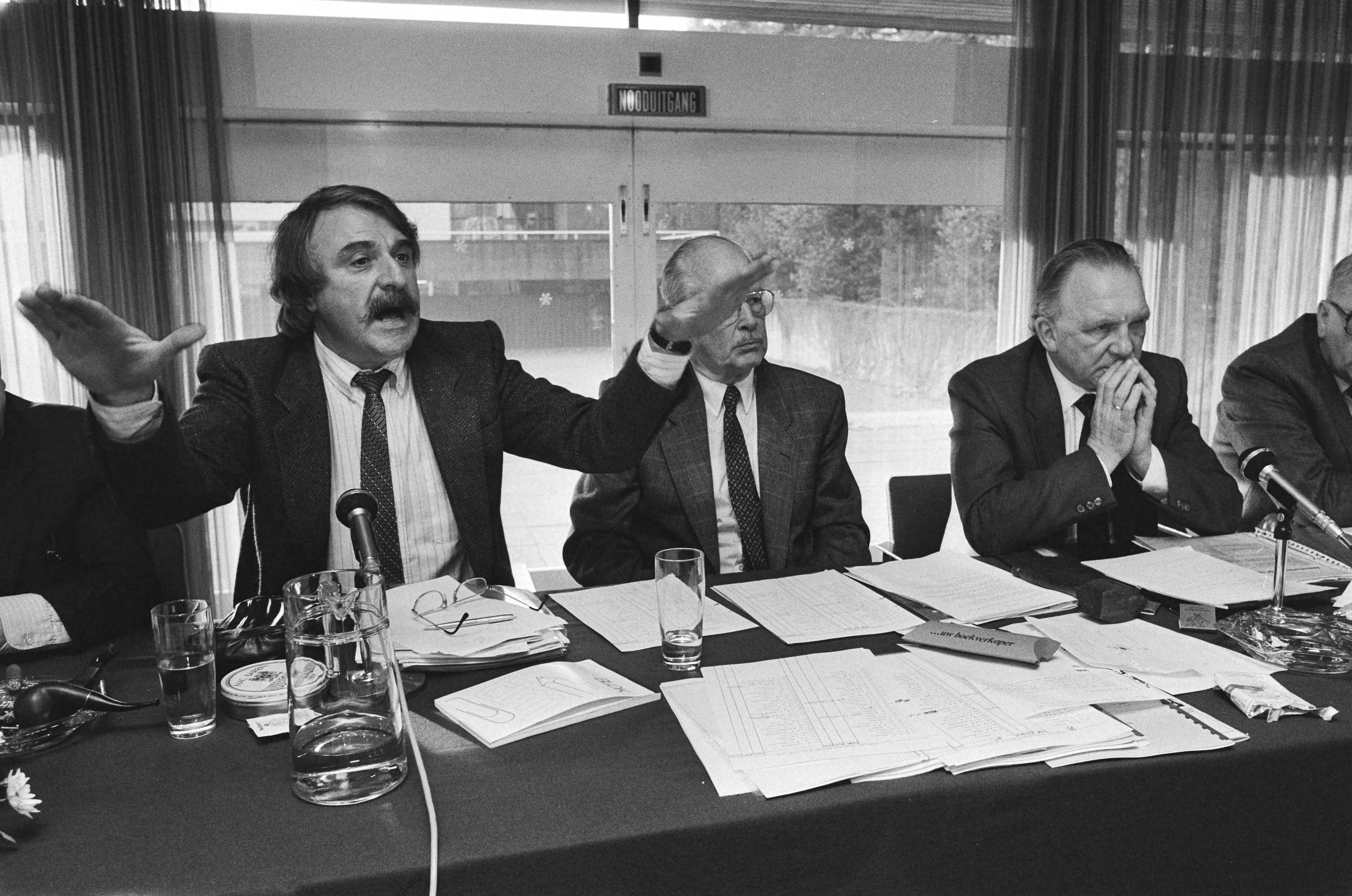 Fotocollectie Anefo — Het bondsbestuur van de KNVB, dat in Zeist een bondsvergadering hield; A. v/d Louw, bondsdir. E. van Eijk en bondsvoorzitter Jo van Marle — Foto: Bogaerts, Rob / Anefo. Licentie: Set B: Rechtenvrij / Publiek Domein. Bron: Nationaal Archief. http://hdl.handle.net/10648/ad4d7096-d0b4-102d-bcf8-003048976d84