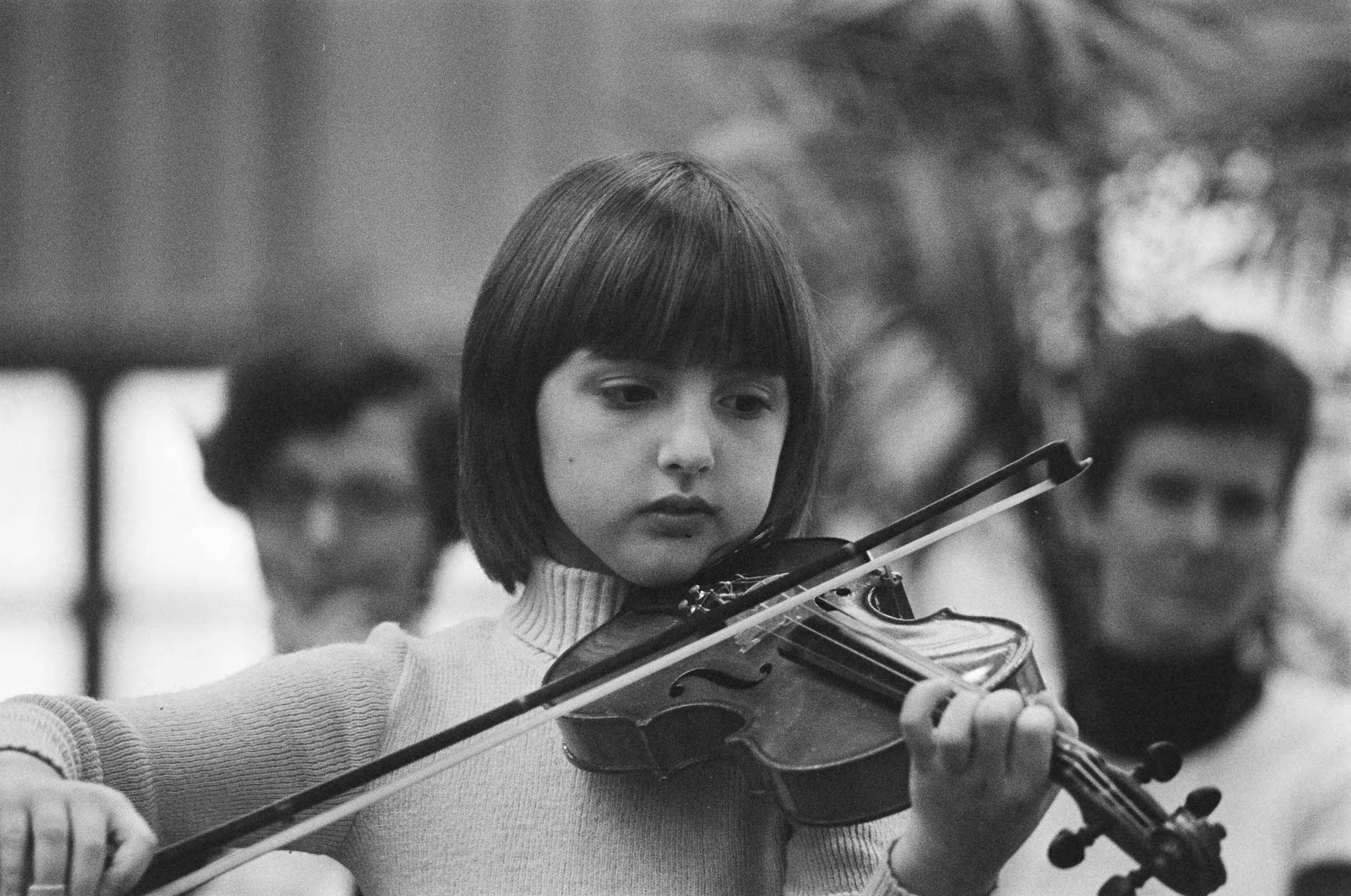 Fotocollectie Anefo — Muziekbeurs 1976 in Jaarbeurs Utrecht; zeer kleine kinderen spelen viool volgens Suzukimethode — Foto: Peters, Hans / Anefo. Licentie: Set B: Rechtenvrij / Publiek Domein. Bron: Nationaal Archief. http://hdl.handle.net/10648/ac7bf7e6-d0b4-102d-bcf8-003048976d84