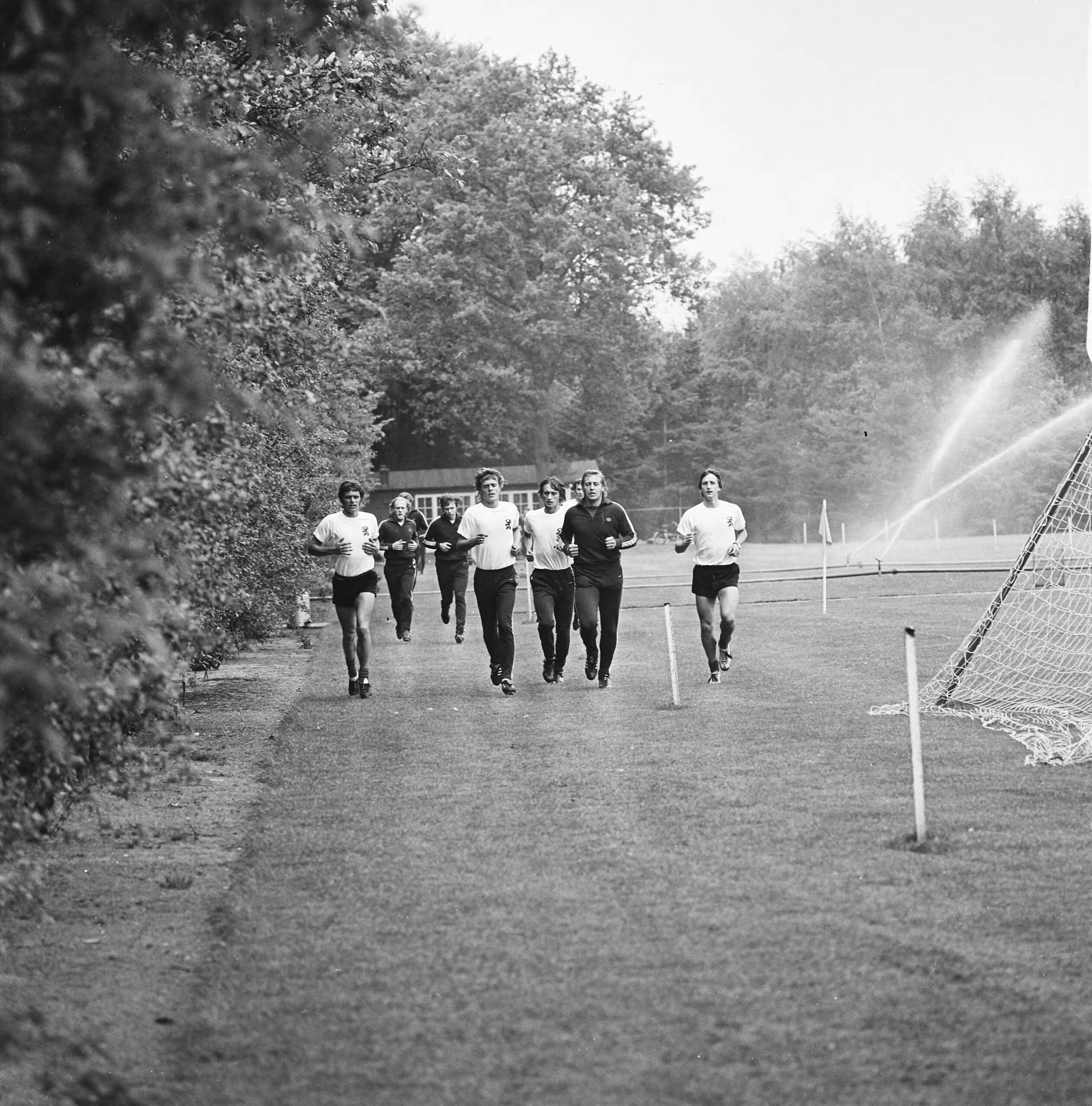 Fotocollectie Anefo — Kernploeg Nederlands elftal bijeen in Zeist in KNVB sportcentrum; v.l.n.r. Jongbloed, Brokamp, Mulder, Rep, Rensenbrink, Schrijvers en Cruijff — Foto: Mieremet, Rob / Anefo. Licentie: Set B: Rechtenvrij / Publiek Domein. Bron: Nationaal Archief. http://hdl.handle.net/10648/ac4b9998-d0b4-102d-bcf8-003048976d84