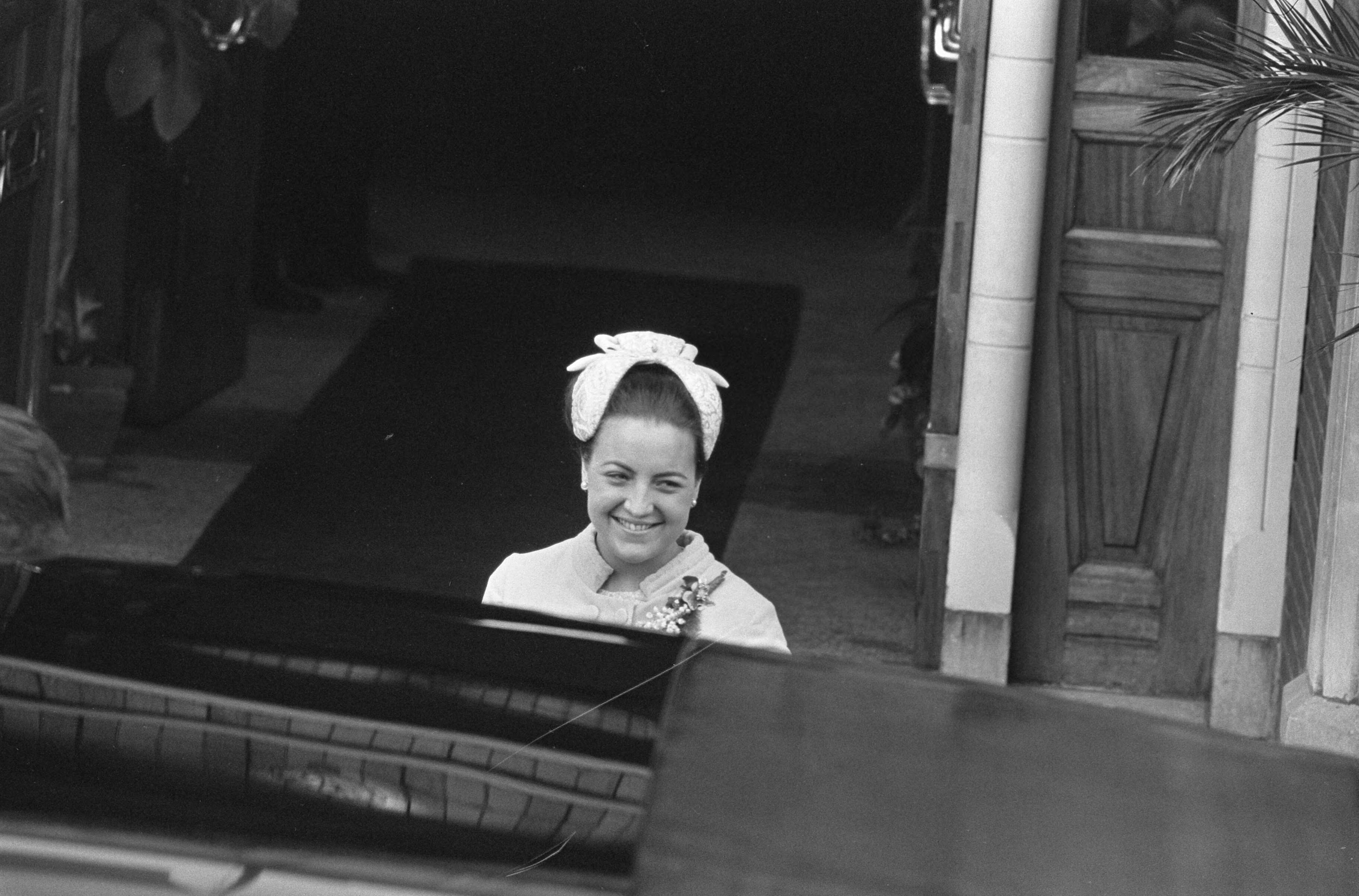 Fotocollectie Anefo — Ondertrouw prinses Margriet en Pieter van Vollenhoven op stadhuis te Baarn — Foto: Kroon, Ron / Anefo. Licentie: Set B: Rechtenvrij / Publiek Domein. Bron: Nationaal Archief. http://hdl.handle.net/10648/ab0803be-d0b4-102d-bcf8-003048976d84