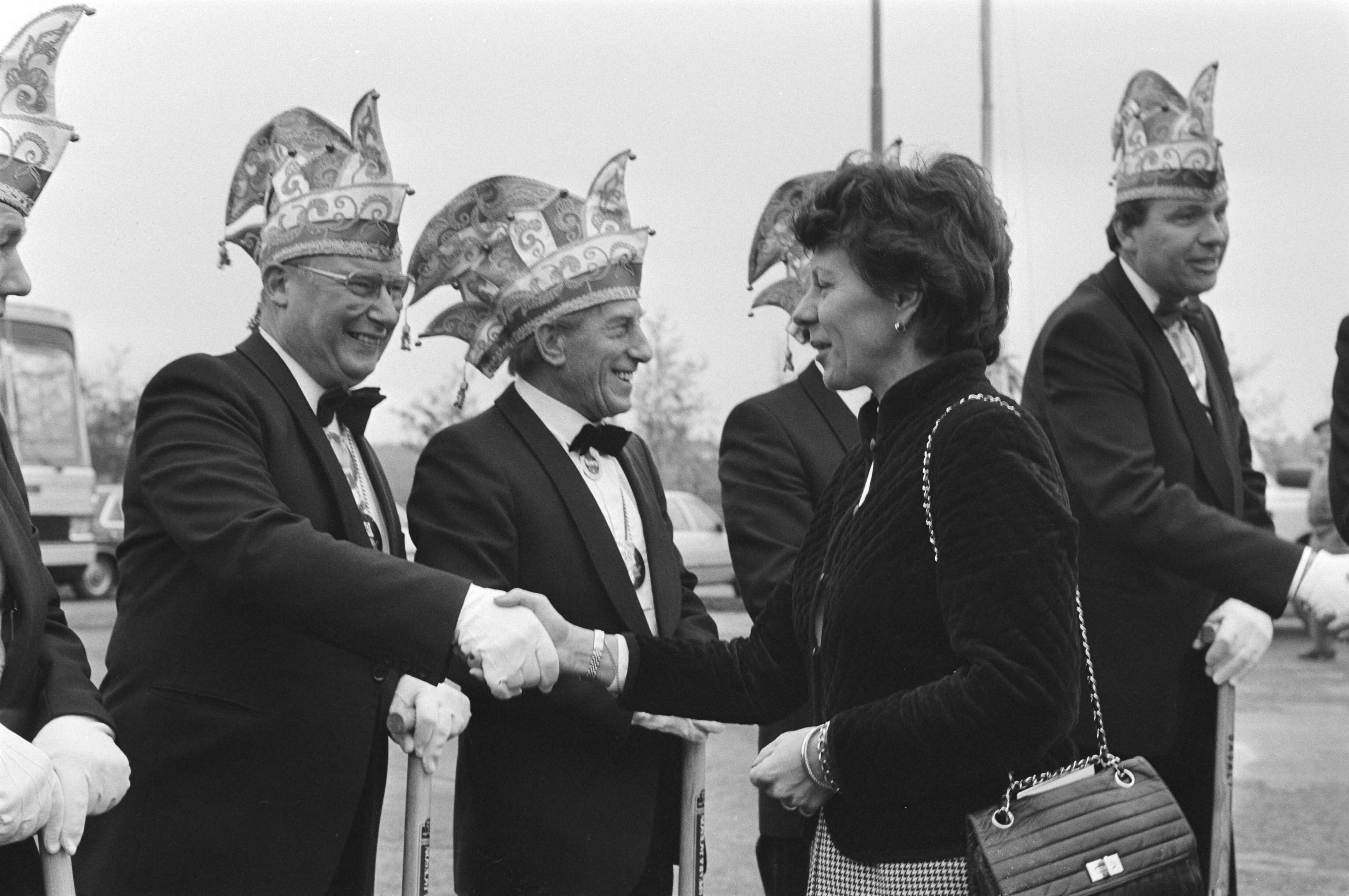 Fotocollectie Anefo — Min Smit Kroes en mr. S. Patijn (CdK ZHolland ) starten werkzaamheden aan rijksweg 11 in Alphen a.d. Rijn; Smit Kroes met carnavalvereniging — Foto: Vollebregt, Sjakkelien / Anefo. Licentie: Set B: Rechtenvrij / Publiek Domein. Bron: Nationaal Archief. http://hdl.handle.net/10648/ad3f8e5e-d0b4-102d-bcf8-003048976d84