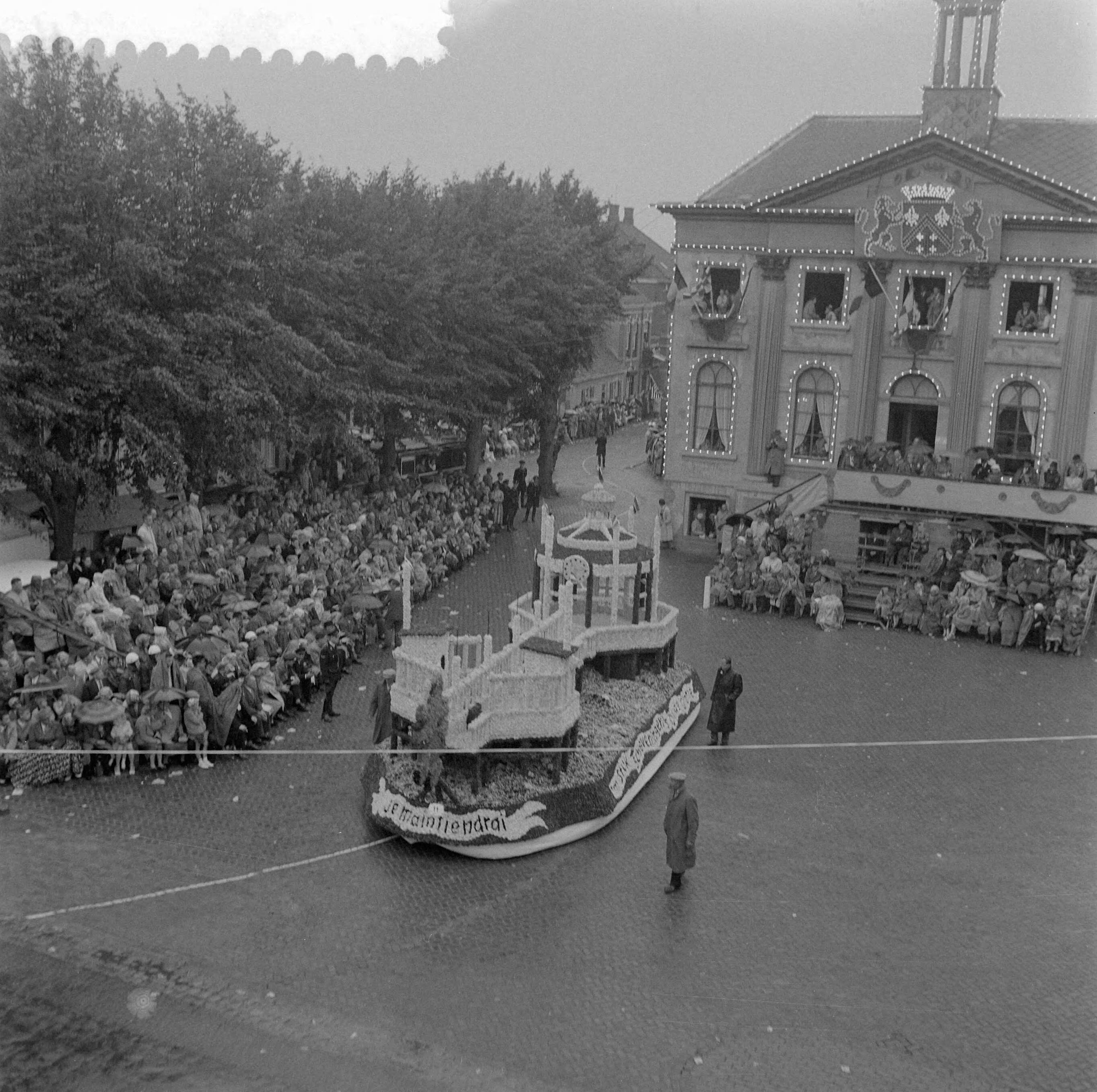 Fotocollectie Anefo — Bloemencorso te Zundert — Foto: Koch, Eric / Anefo. Licentie: Set B: Rechtenvrij / Publiek Domein. Bron: Nationaal Archief. http://hdl.handle.net/10648/a968d56a-d0b4-102d-bcf8-003048976d84