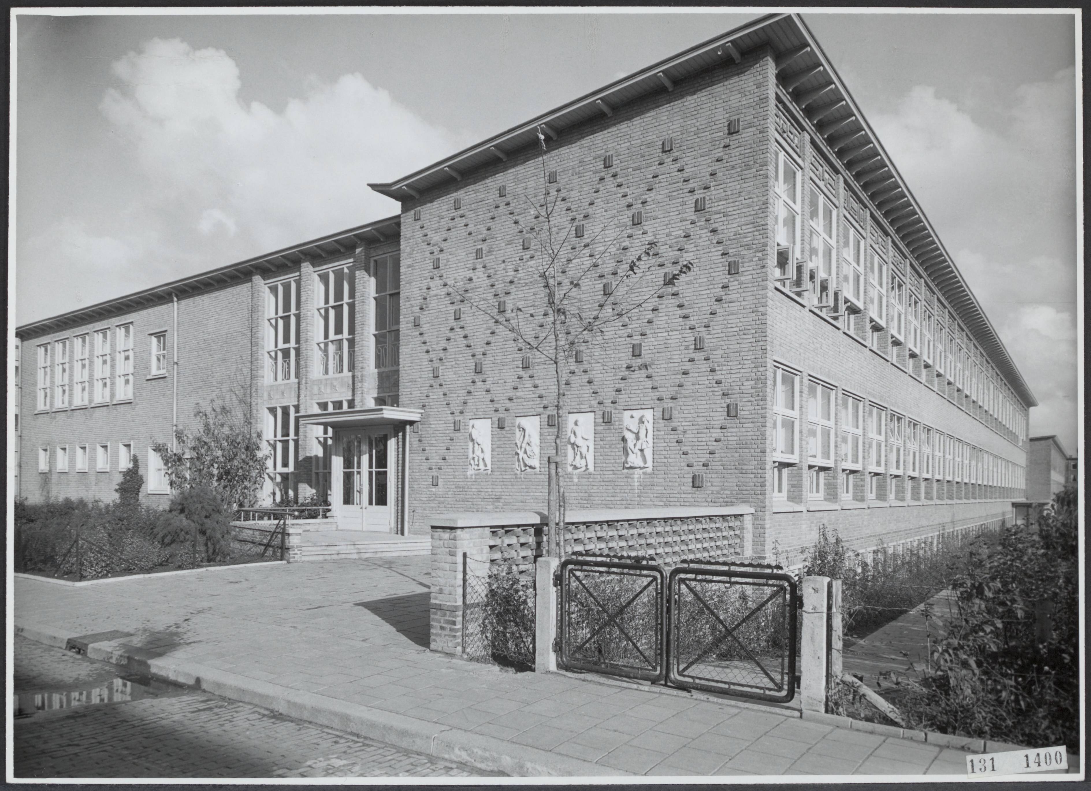 Fotocollectie Rijksvoorlichtingsdienst Eigen — School a/d Roemer Visscherstraat te 's-Gravenhage — Foto: Fotodienst Gemeente Den Haag. Licentie: Set B: Rechtenvrij / Publiek Domein. Bron: Nationaal Archief. http://hdl.handle.net/10648/af525dfc-d0b4-102d-bcf8-003048976d84