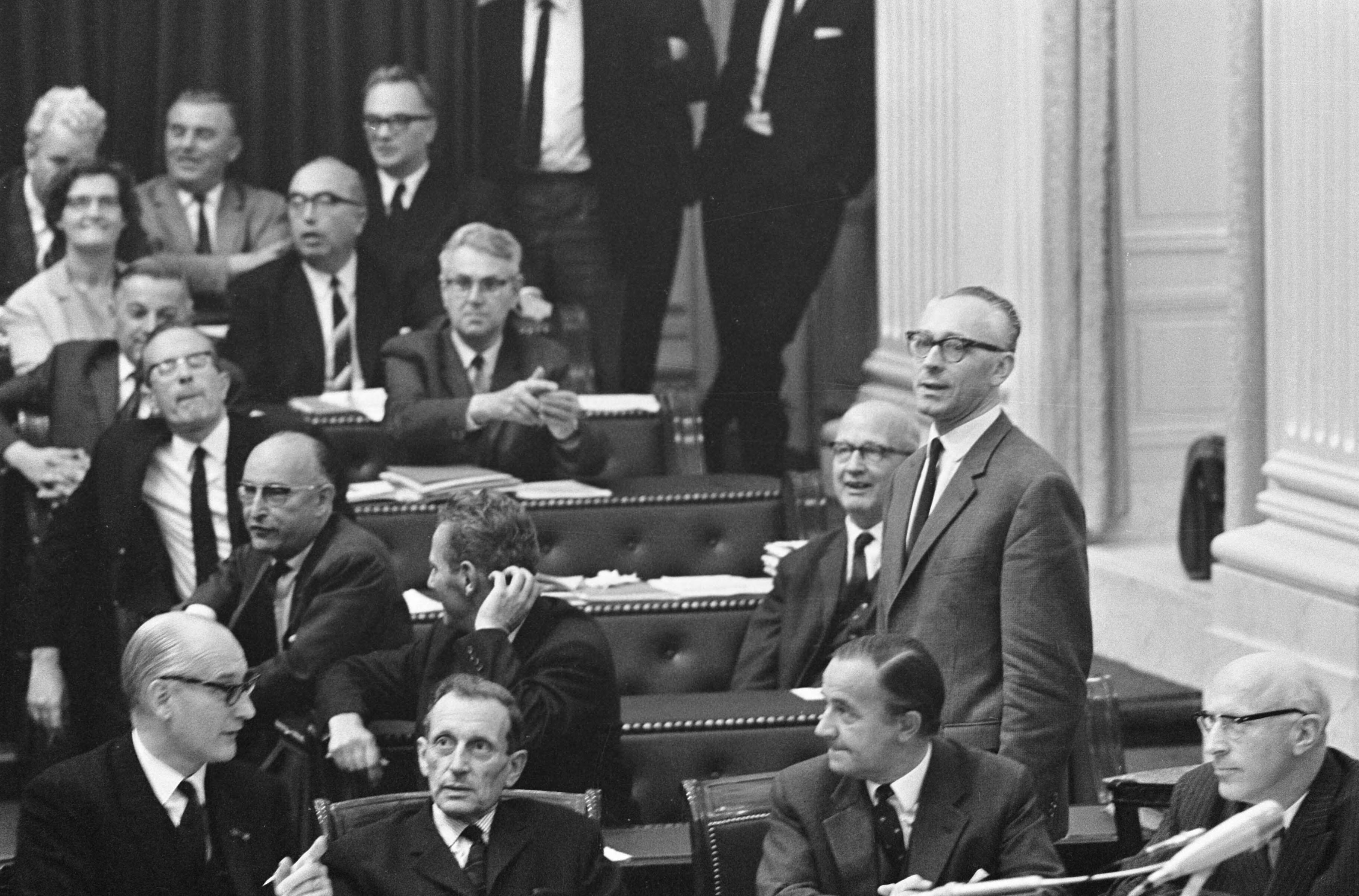 De Tweede Kamer tijdens de behandeling van de overheidsbegroting — Tweede Kamer|Den Haag|Zuid-Holland|politiek |parlementariërs |parlementaire debatten |overheidsbegrotingen|Tweede Kamer — Foto: Fotograaf Onbekend / Anefo. Licentie: Set B: Rechtenvrij / Publiek Domein. Bron: Nationaal Archief. http://hdl.handle.net/10648/ab00e188-d0b4-102d-bcf8-003048976d84