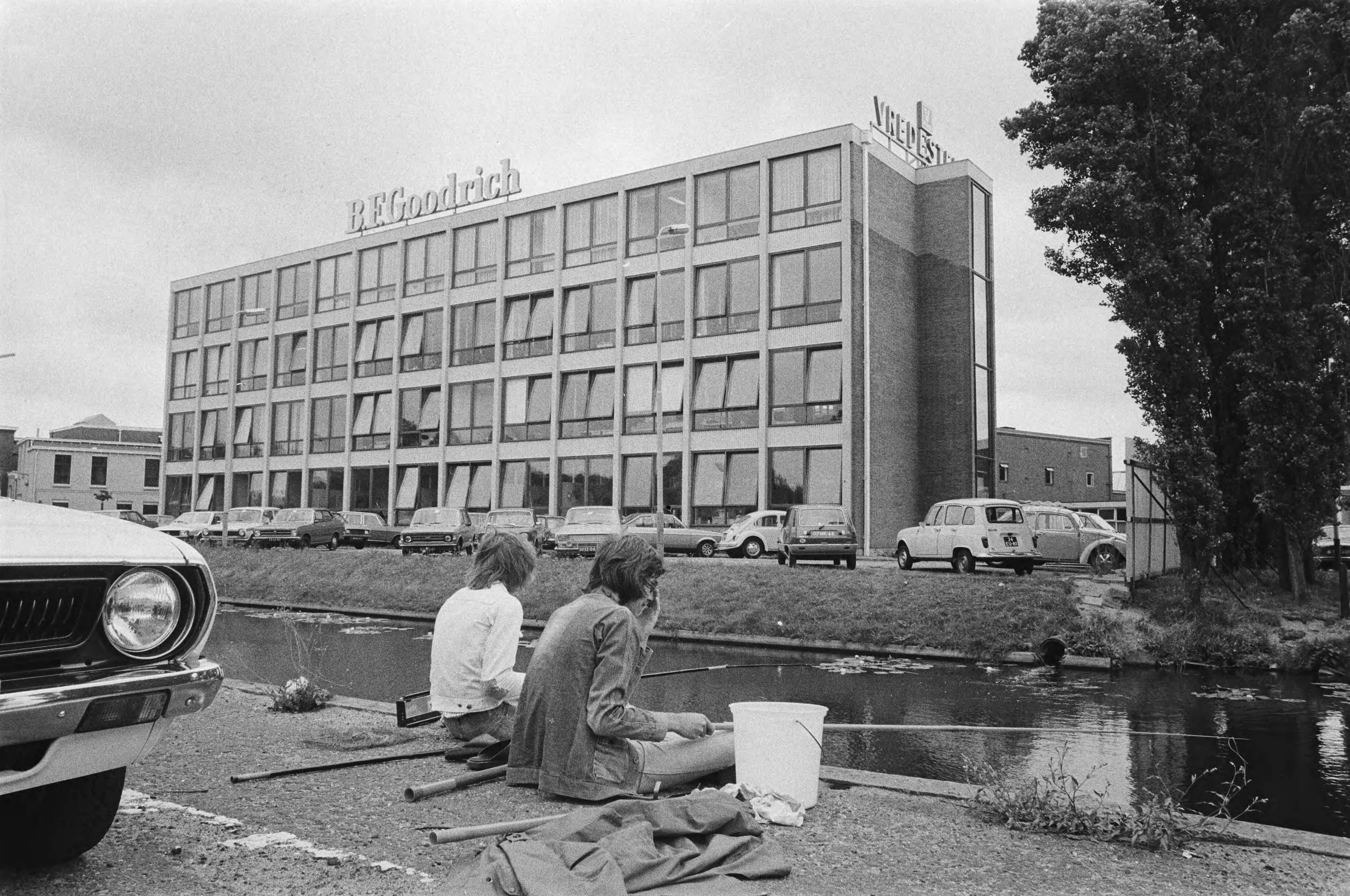 Fotocollectie Anefo — Bandenfabriek "Vredestein" in Loosduinen met sluiting bedreigd, exterieur — Foto: Mieremet, Rob / Anefo. Licentie: Set B: Rechtenvrij / Publiek Domein. Bron: Nationaal Archief. http://hdl.handle.net/10648/ac8889ca-d0b4-102d-bcf8-003048976d84