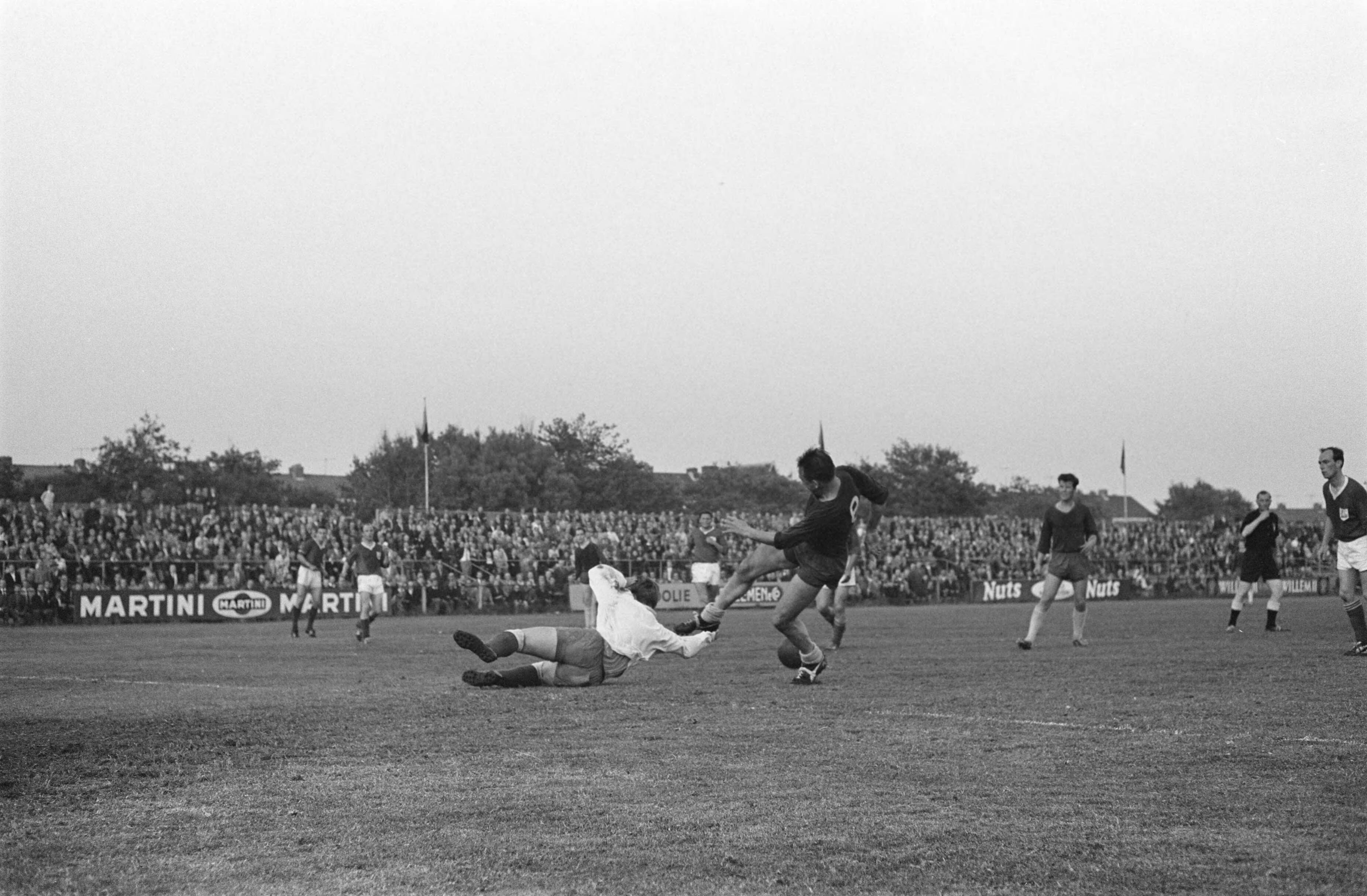 Fotocollectie Anefo — Voetbal. Haarlem tegen DFC 2-3. Spelmoment — Foto: Pot, Harry / Anefo. Licentie: Set B: Rechtenvrij / Publiek Domein. Bron: Nationaal Archief. http://hdl.handle.net/10648/aa3ab242-d0b4-102d-bcf8-003048976d84