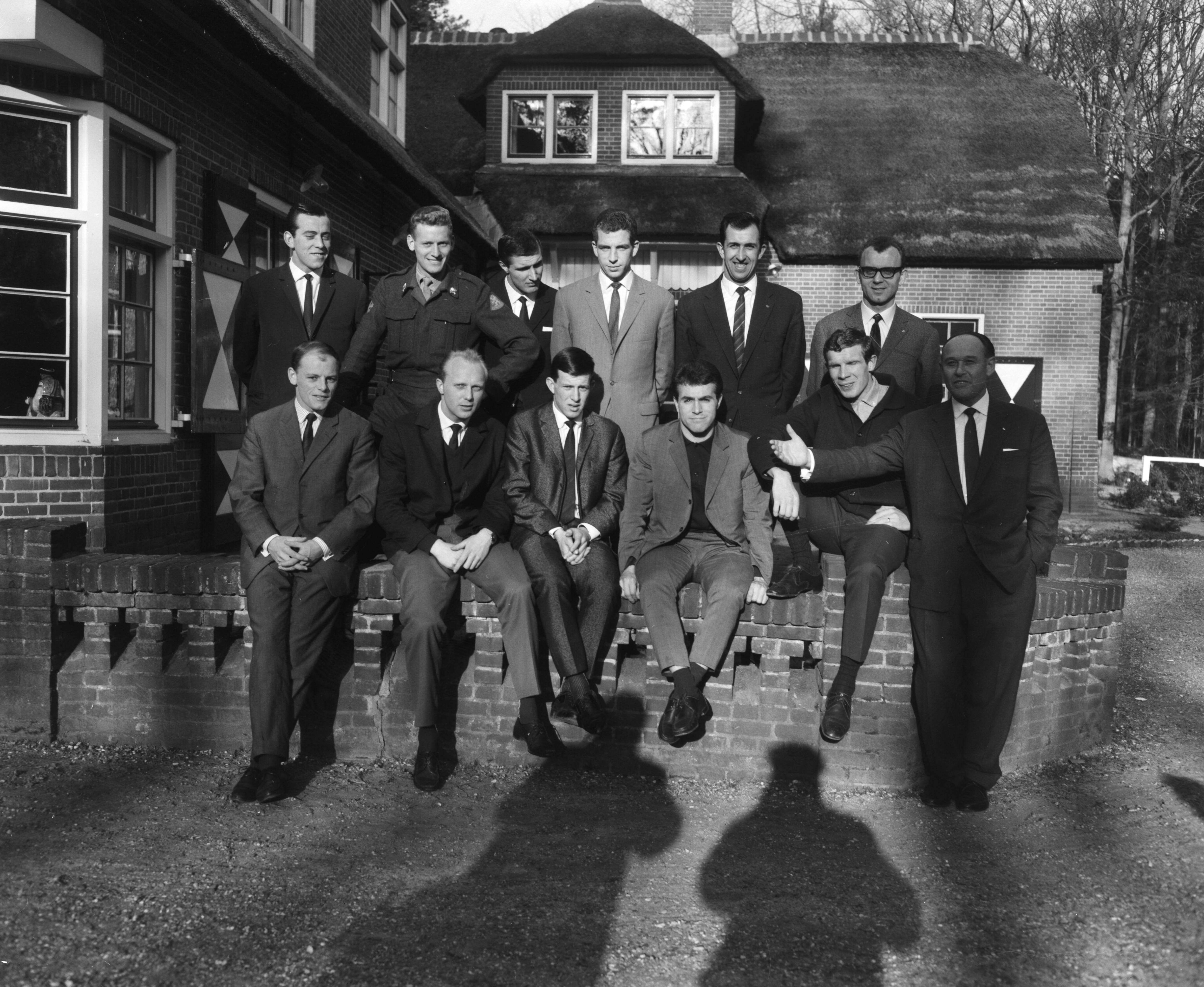 Fotocollectie Anefo — Training Nederlands elftal te Zeist, het elftal zoals dat aanstaande zondag tegen Oostenrijk zal spelen — Foto: Bilsen, Joop van / Anefo. Licentie: Set B: Rechtenvrij / Publiek Domein. Bron: Nationaal Archief. http://hdl.handle.net/10648/aa63227c-d0b4-102d-bcf8-003048976d84