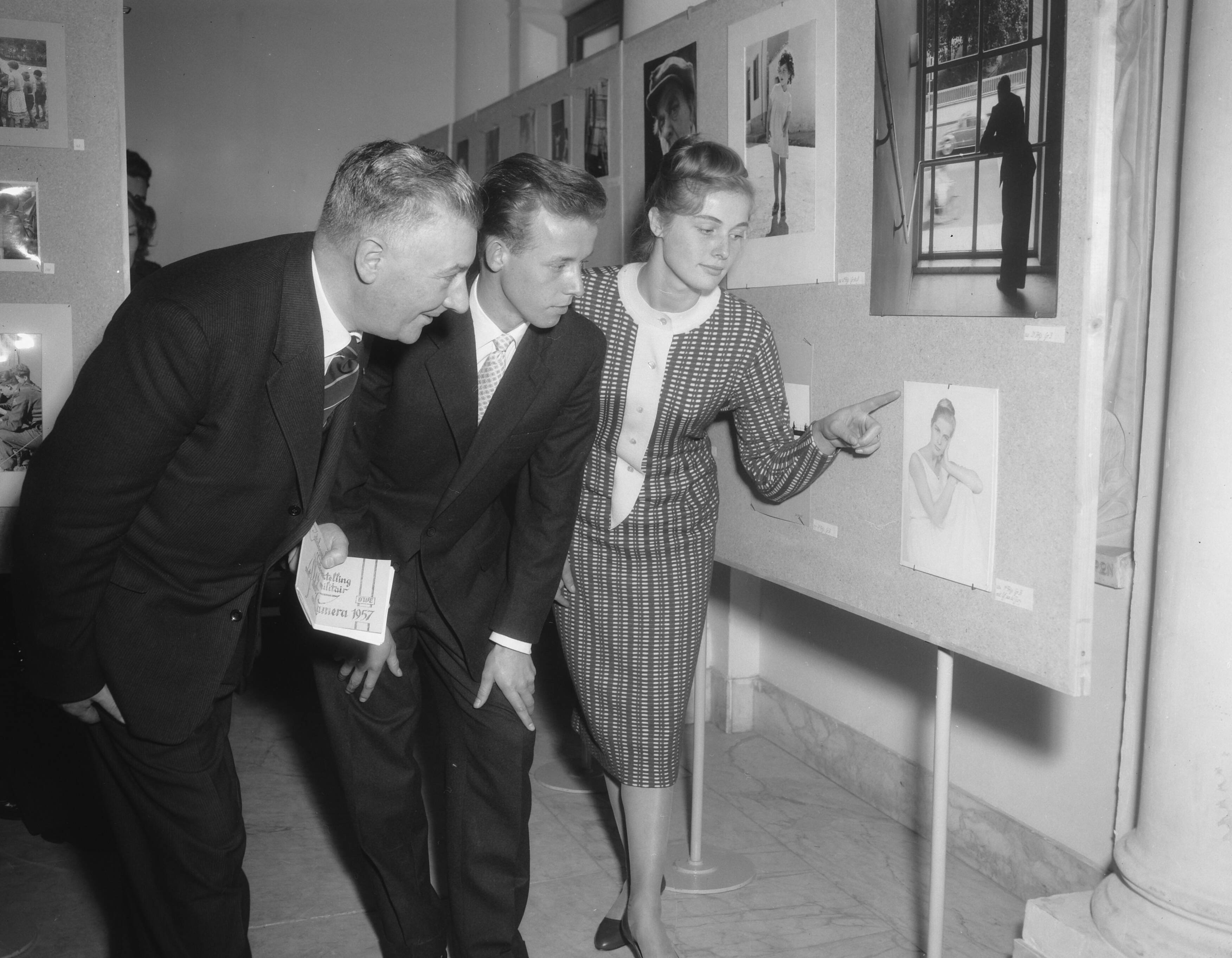 Fotocollectie Anefo — Tentoonstelling "De militair met palet & camera" in paleis Lange Voorhout te Den Haag. Vlnr. L. C. Rietveld, soldaat W. Smit en zijn model mevrouw Seckel — Foto: Pot, Harry / Anefo. Licentie: Set B: Rechtenvrij / Publiek Domein. Bron: Nationaal Archief. http://hdl.handle.net/10648/a96ed1c2-d0b4-102d-bcf8-003048976d84