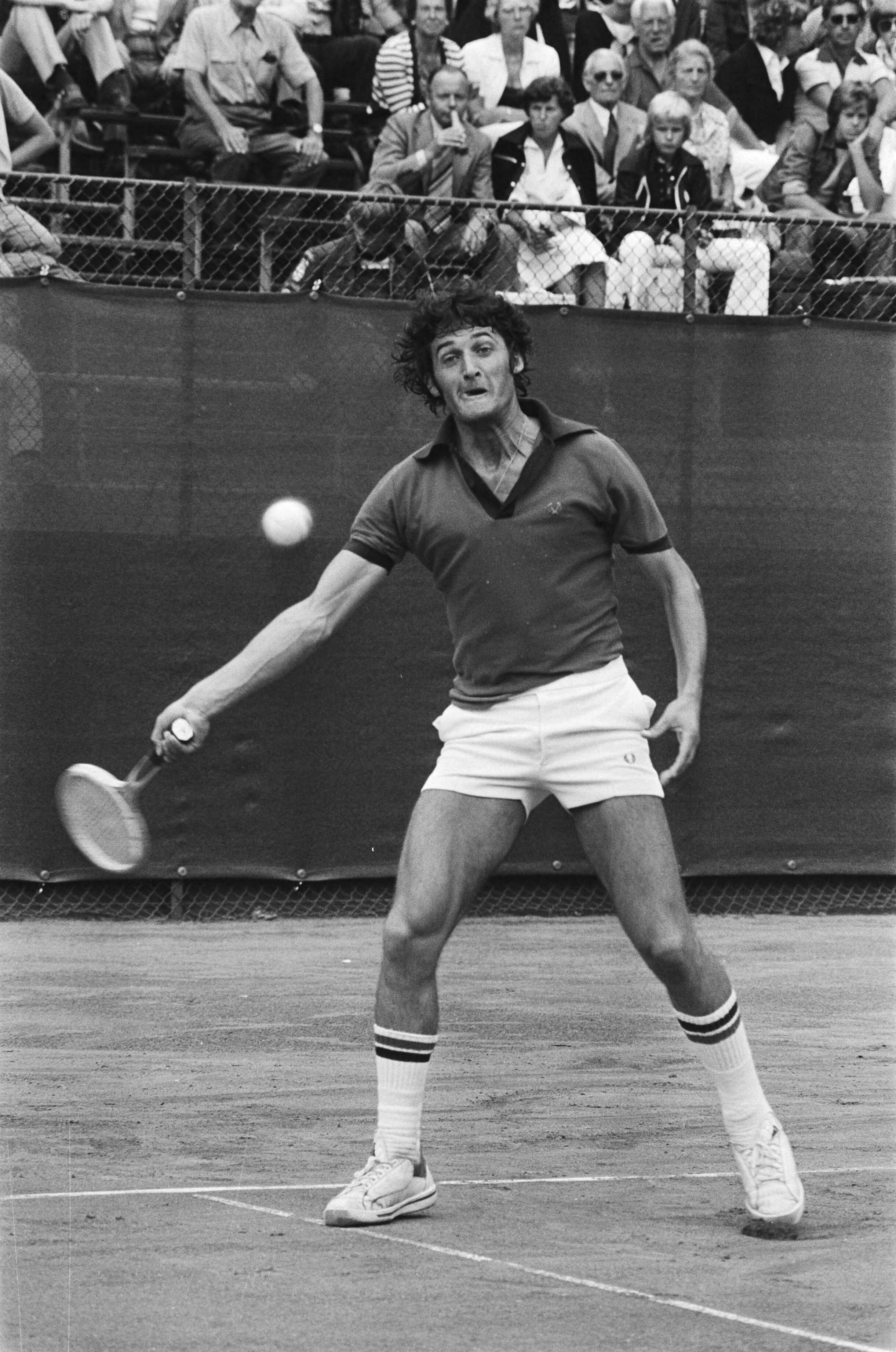 Fotocollectie Anefo — Internationaal tennistoernooi Melkhuisje in Hilversum; Taroszy in actie — Foto: Verhoeff, Bert / Anefo. Licentie: Set B: Rechtenvrij / Publiek Domein. Bron: Nationaal Archief. http://hdl.handle.net/10648/ac9f6a32-d0b4-102d-bcf8-003048976d84