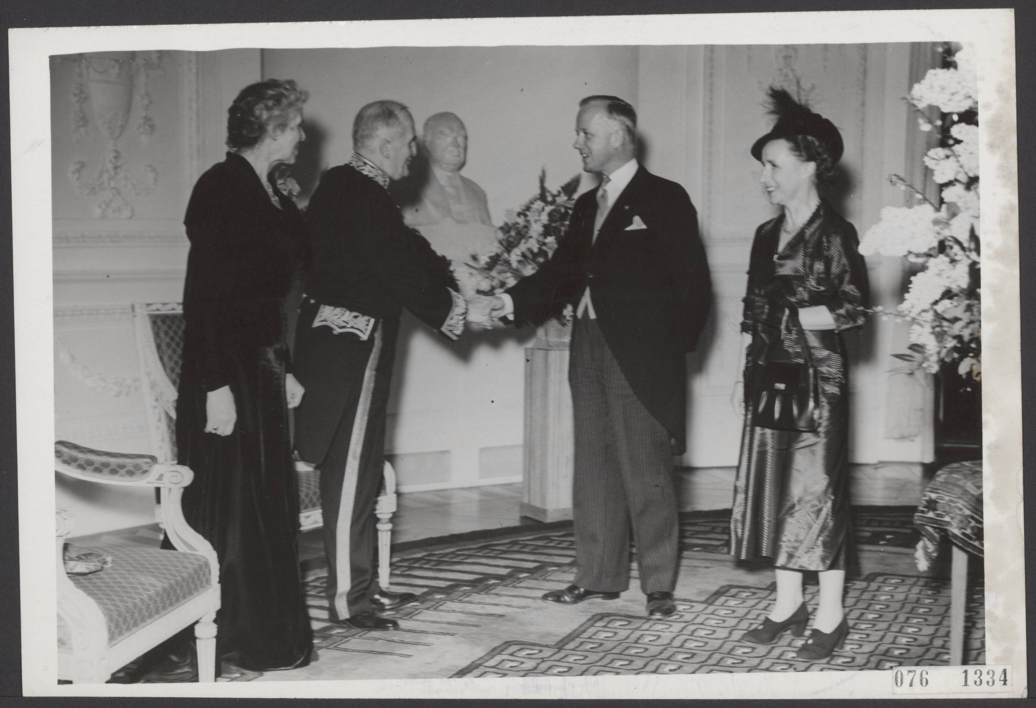 Fotocollectie Elsevier Binnenland — Nieuwjaarsreceptie door de Commissaris van de Koningin in Noord-Holland dr. J.E. barond de Vos van Steenwijk te Haarlem. De burgemeester van Amterdam mr. Arn. J. d'Ailly met zijn echtgenote — Foto: Fotograaf Onbekend / Anefo. Licentie: Set B: Rechtenvrij / Publiek Domein. Bron: Nationaal Archief. http://hdl.handle.net/10648/ae184cda-d0b4-102d-bcf8-003048976d84