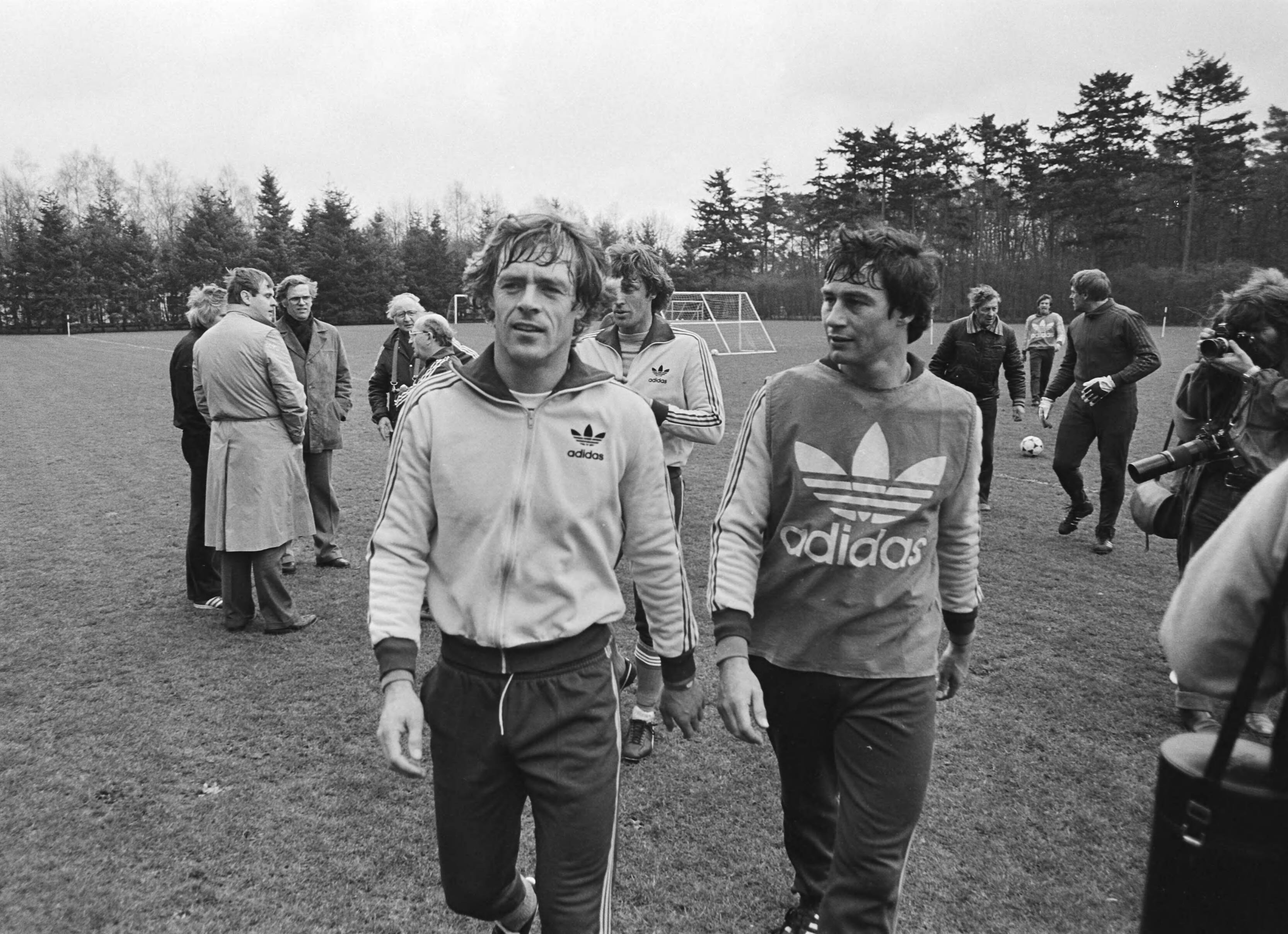 Fotocollectie Anefo — Training Nederlands elftal in Zeist i.v.m. wedstrijd tegen Frankrijk, spelers verlaten het veld met voorop Johnny Rep — Foto: Antonisse, Marcel / Anefo. Licentie: Set B: Rechtenvrij / Publiek Domein. Bron: Nationaal Archief. http://hdl.handle.net/10648/acf7e90a-d0b4-102d-bcf8-003048976d84