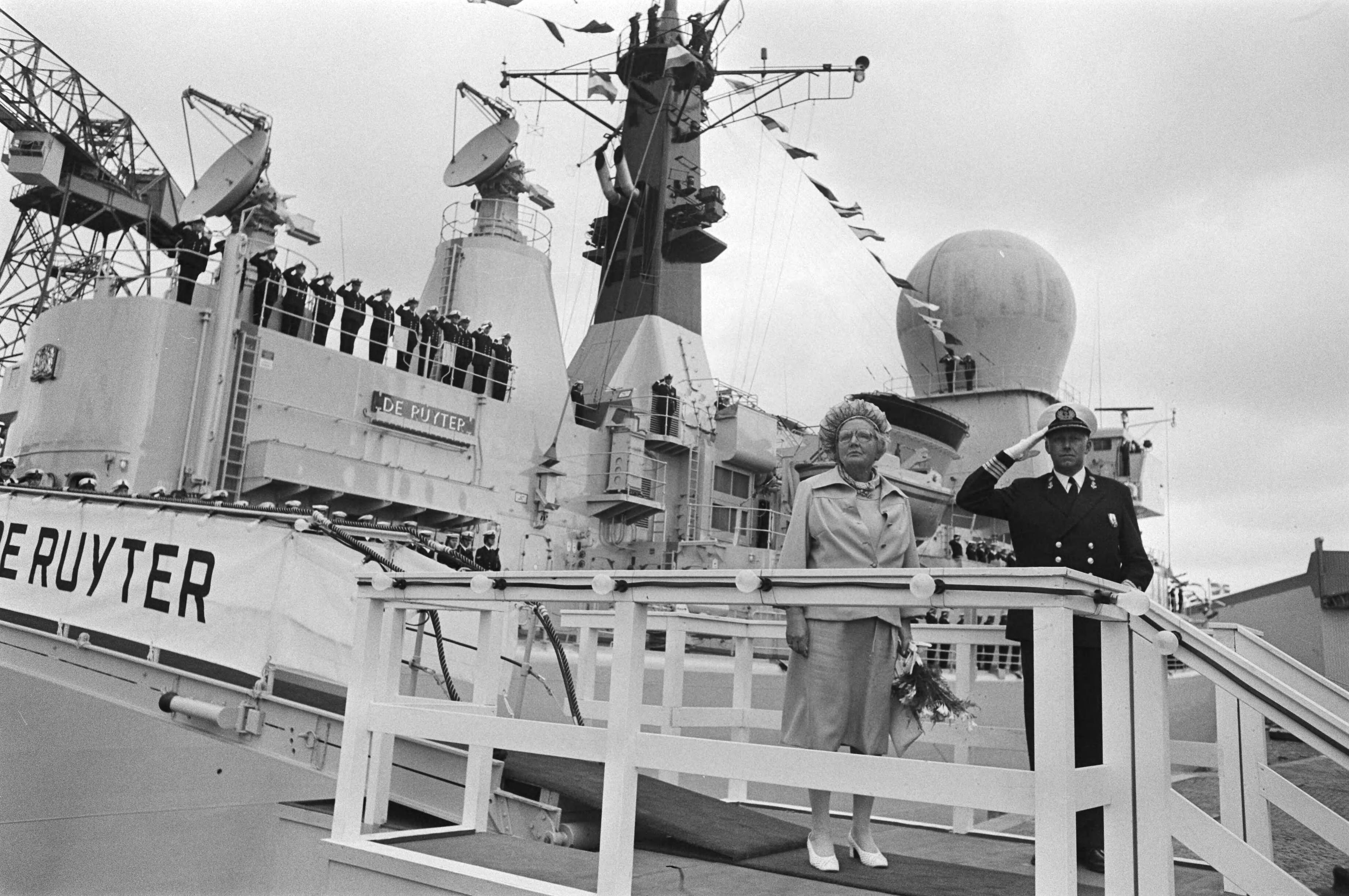 Fotocollectie Anefo — Wapenfregat De Ruyter door koningin Juliana in gebruik gesteld in Vlissingen, overzicht tijdens hijsen van vlag koningin Juliana — Foto: Verhoeff, Bert / Anefo. Licentie: Set B: Rechtenvrij / Publiek Domein. Bron: Nationaal Archief. http://hdl.handle.net/10648/ac856498-d0b4-102d-bcf8-003048976d84