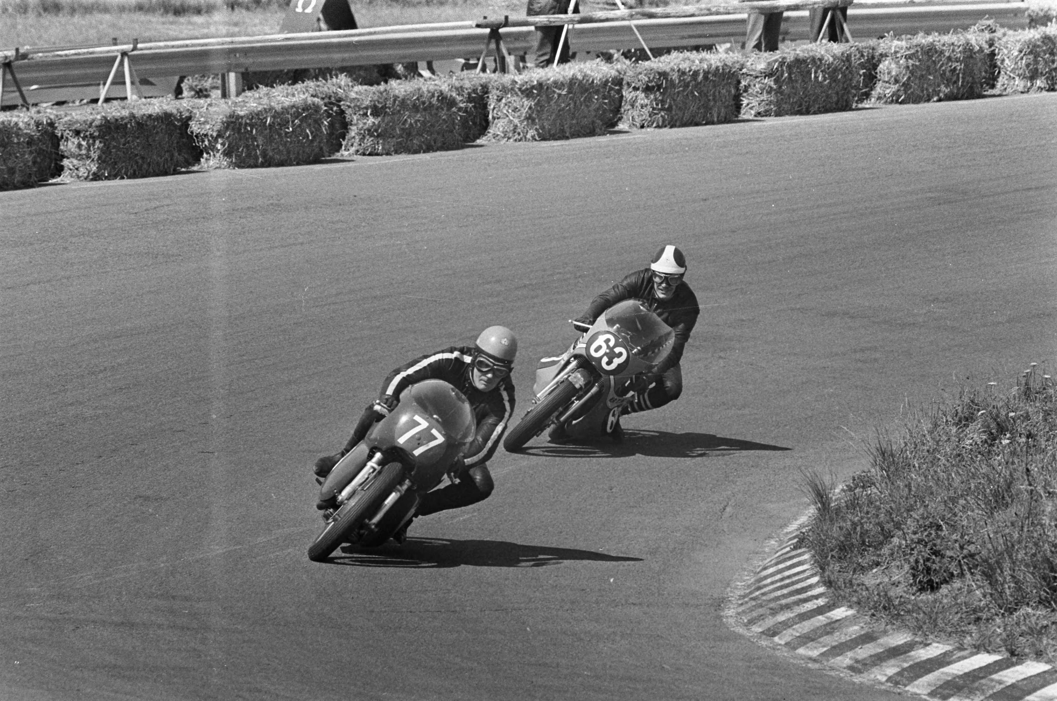 Fotocollectie Anefo — Motorraces Zandvoort. 350cc rechts (nummer 63) Rob Bron links Cas Swart (nummer 77) — Foto: Koch, Eric / Anefo. Licentie: Set B: Rechtenvrij / Publiek Domein. Bron: Nationaal Archief. http://hdl.handle.net/10648/ab4779cc-d0b4-102d-bcf8-003048976d84