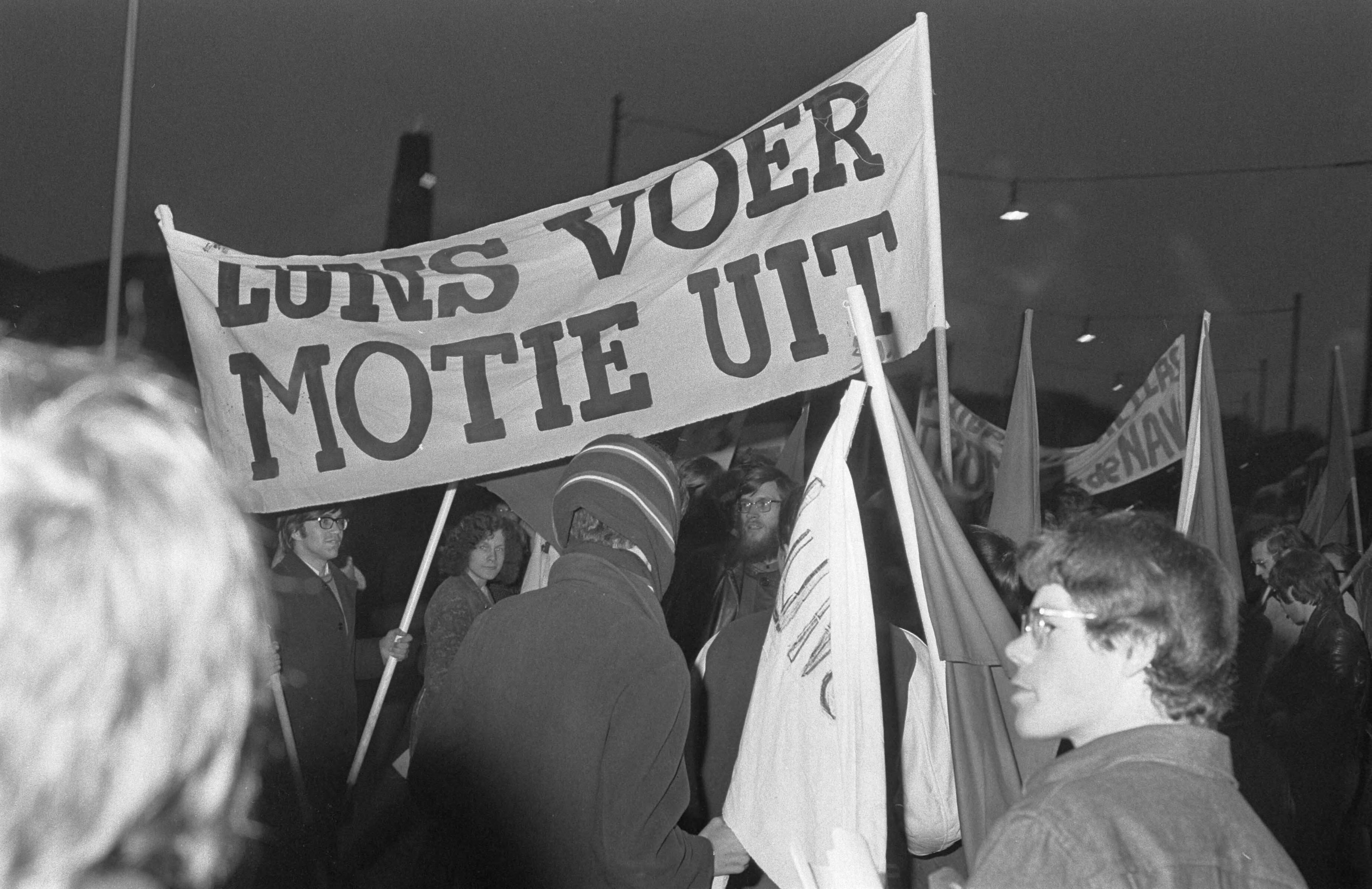 Fotocollectie Anefo — Demonstratie van plusminus 500 jongeren tegen bewind in Griekenland te Den Haag met politie te paard — Foto: Verhoeff, Bert / Anefo. Licentie: Set B: Rechtenvrij / Publiek Domein. Bron: Nationaal Archief. http://hdl.handle.net/10648/ab661c42-d0b4-102d-bcf8-003048976d84