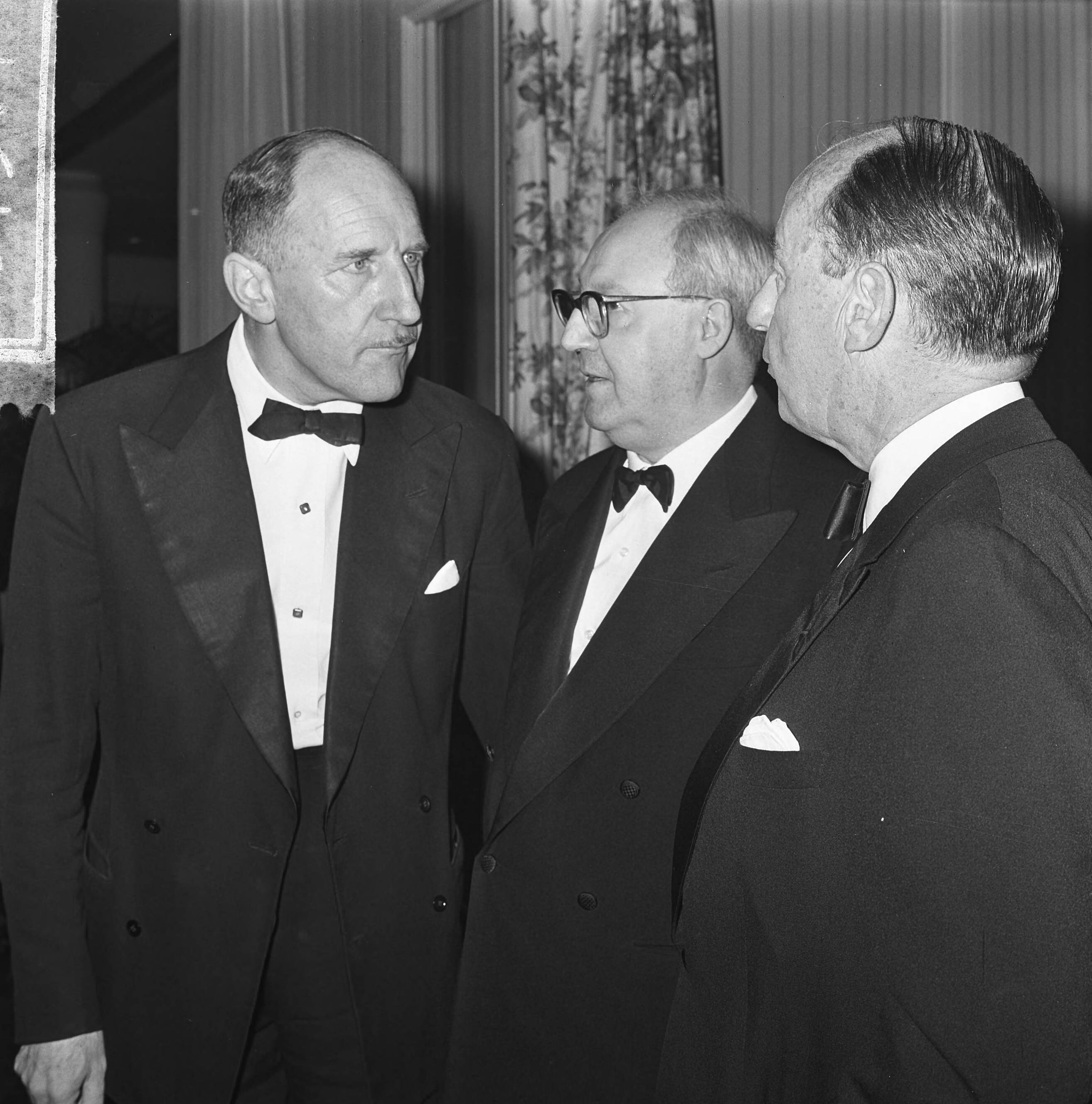 Fotocollectie Anefo — Regeringsdiner voor NATO conferentie in het Kurhaus te Scheveningen, minister Luns in geperk met de Italiaanse minister Saragat en ? — Foto: Koch, Eric / Anefo. Licentie: Set B: Rechtenvrij / Publiek Domein. Bron: Nationaal Archief. http://hdl.handle.net/10648/aa6911f0-d0b4-102d-bcf8-003048976d84
