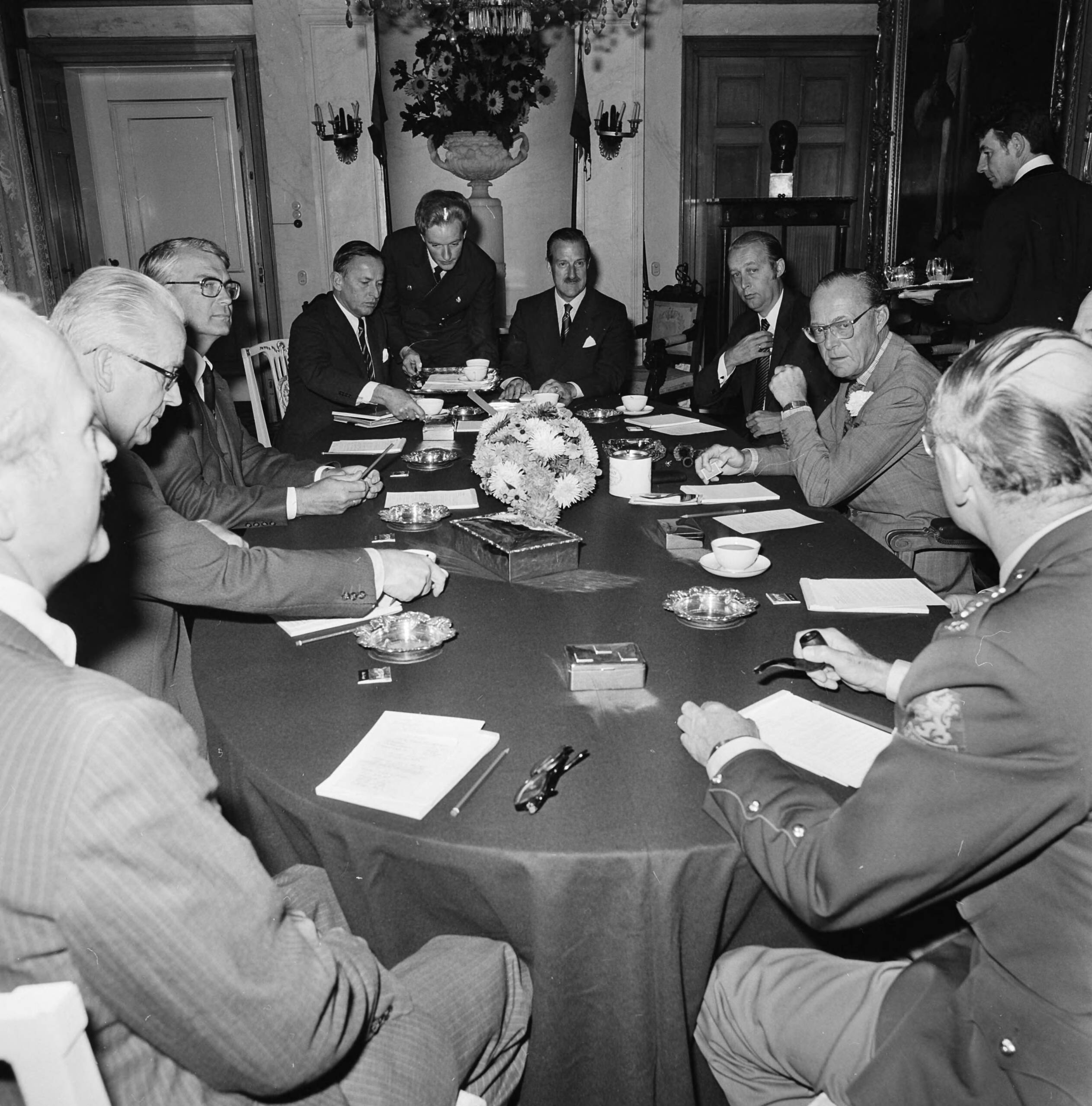 Fotocollectie Anefo — Prins Bernhard ontvangt Nederland Centrum van Directeuren op Soestdijk (opdracht) — Foto: Croes, Rob C. / Anefo. Licentie: Set B: Rechtenvrij / Publiek Domein. Bron: Nationaal Archief. http://hdl.handle.net/10648/acbbc8ee-d0b4-102d-bcf8-003048976d84
