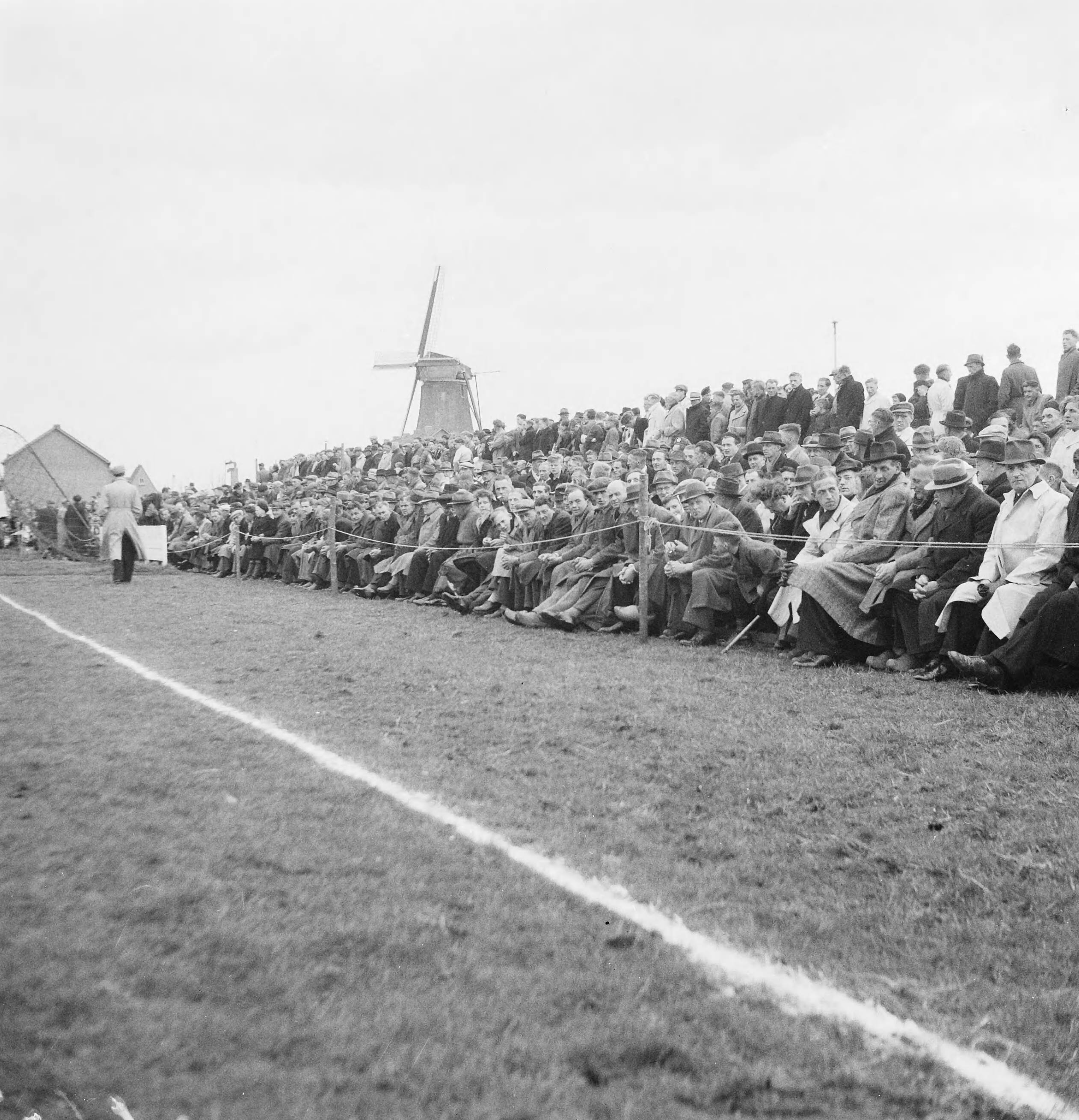 Fotocollectie Anefo — Voetbal. KFC tegen RFC 4-0. Spelmoment — Foto: Valk, […] van der / Anefo. Licentie: Set B: Rechtenvrij / Publiek Domein. Bron: Nationaal Archief. http://hdl.handle.net/10648/ad7ab858-d0b4-102d-bcf8-003048976d84