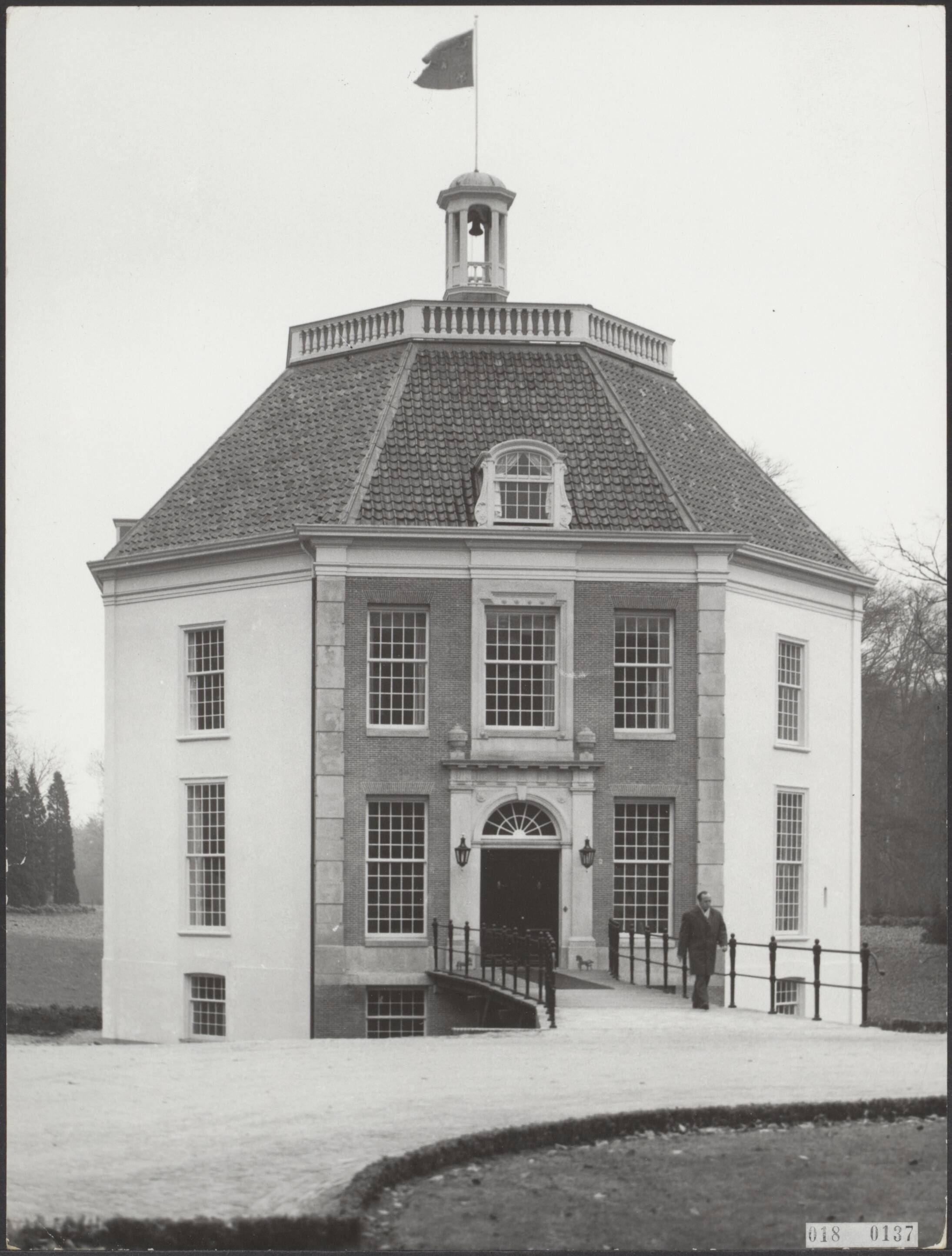 Fotocollectie Elsevier Binnenland — Kasteel "Drakensteyn" van prinses Beatrix op de Lage Vuursche — Foto: Bilsen, Joop van / Anefo. Licentie: Set B: Rechtenvrij / Publiek Domein. Bron: Nationaal Archief. http://hdl.handle.net/10648/adc154c0-d0b4-102d-bcf8-003048976d84