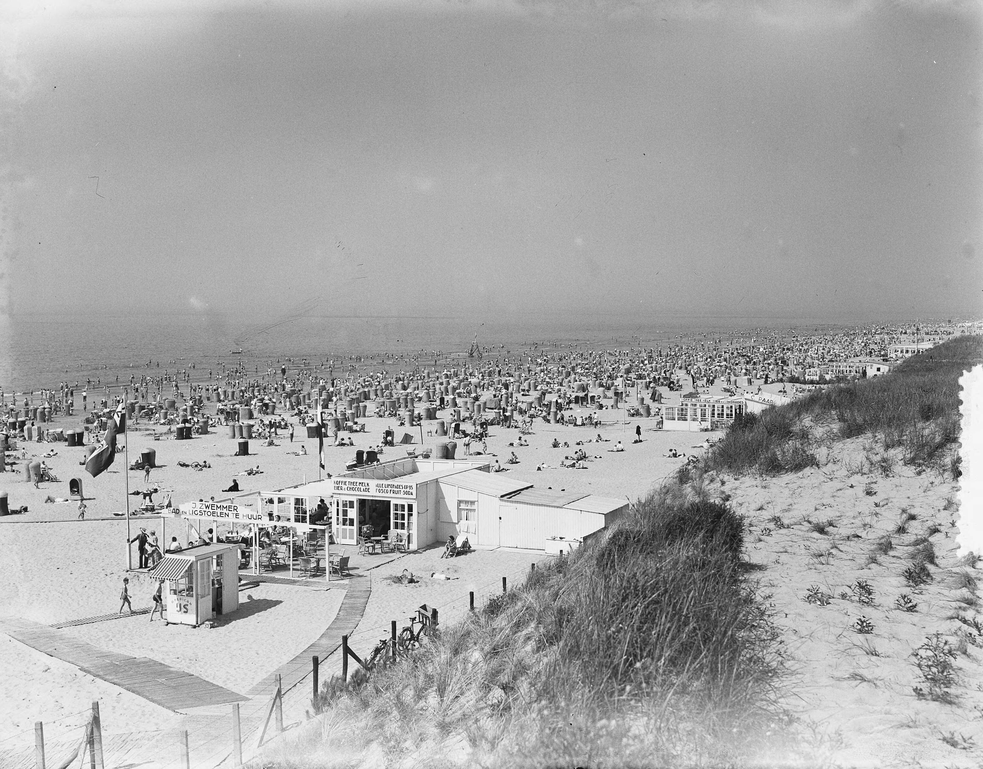 Fotocollectie Anefo — Zomerplaatjes. Drukte op het strand van Zandvoort — Foto: Rossem, Wim van / Anefo. Licentie: Set B: Rechtenvrij / Publiek Domein. Bron: Nationaal Archief. http://hdl.handle.net/10648/a90e352e-d0b4-102d-bcf8-003048976d84