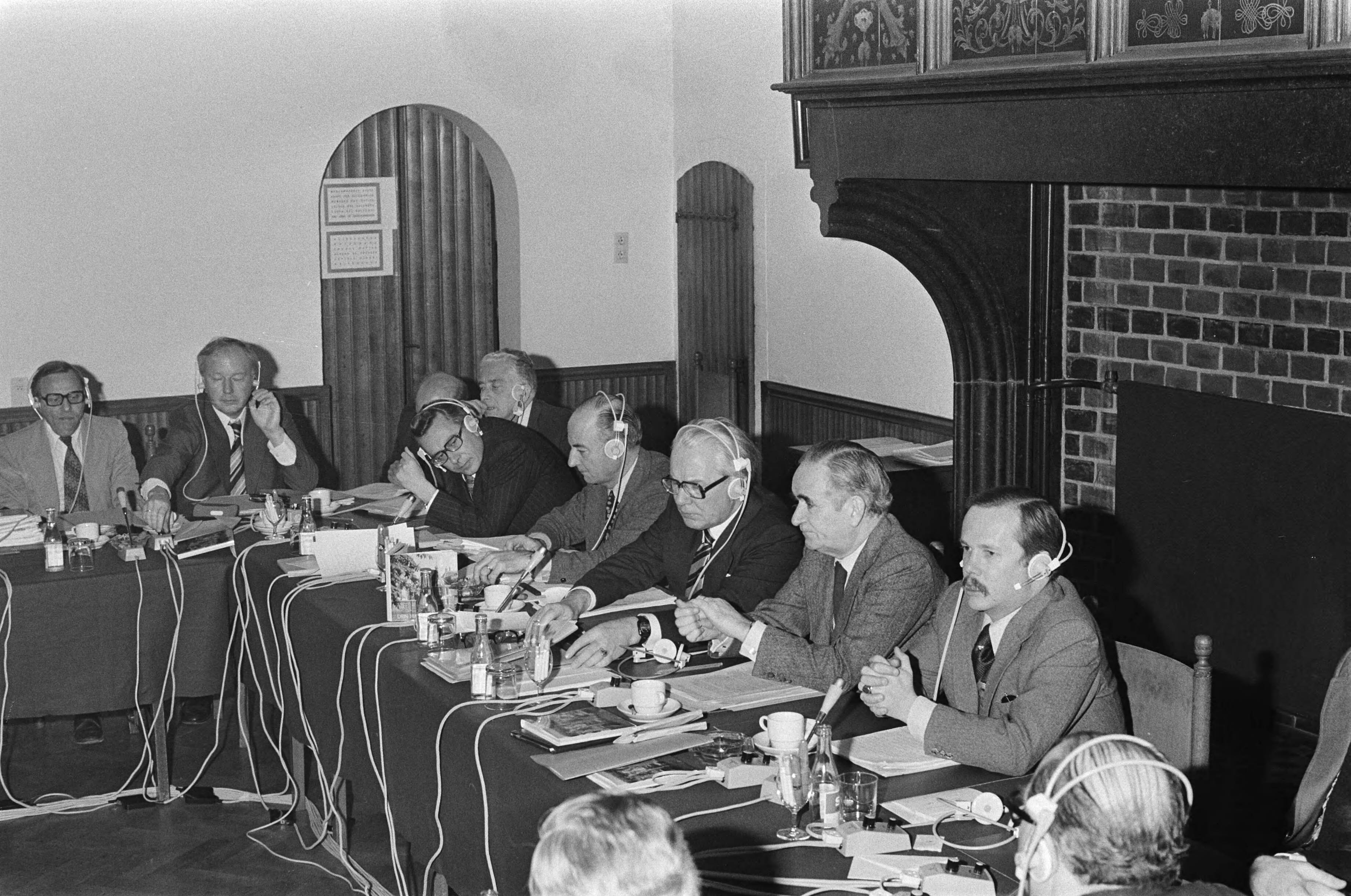 Fotocollectie Anefo — Congres Europese Unie Christen Democraten in Den Haag, vlnr. [niet genoemd] Kruizinga, Halm (deels zichtbaar, Arnaldo Forlani , [niet genoemd], Schmelzer, Van Hassel, [niet genoemd] en José Sanches Osório [PDC Portugal] — Foto: Mieremet, Rob / Anefo. Licentie: Set B: Rechtenvrij / Publiek Domein. Bron: Nationaal Archief. http://hdl.handle.net/10648/ac61a38c-d0b4-102d-bcf8-003048976d84