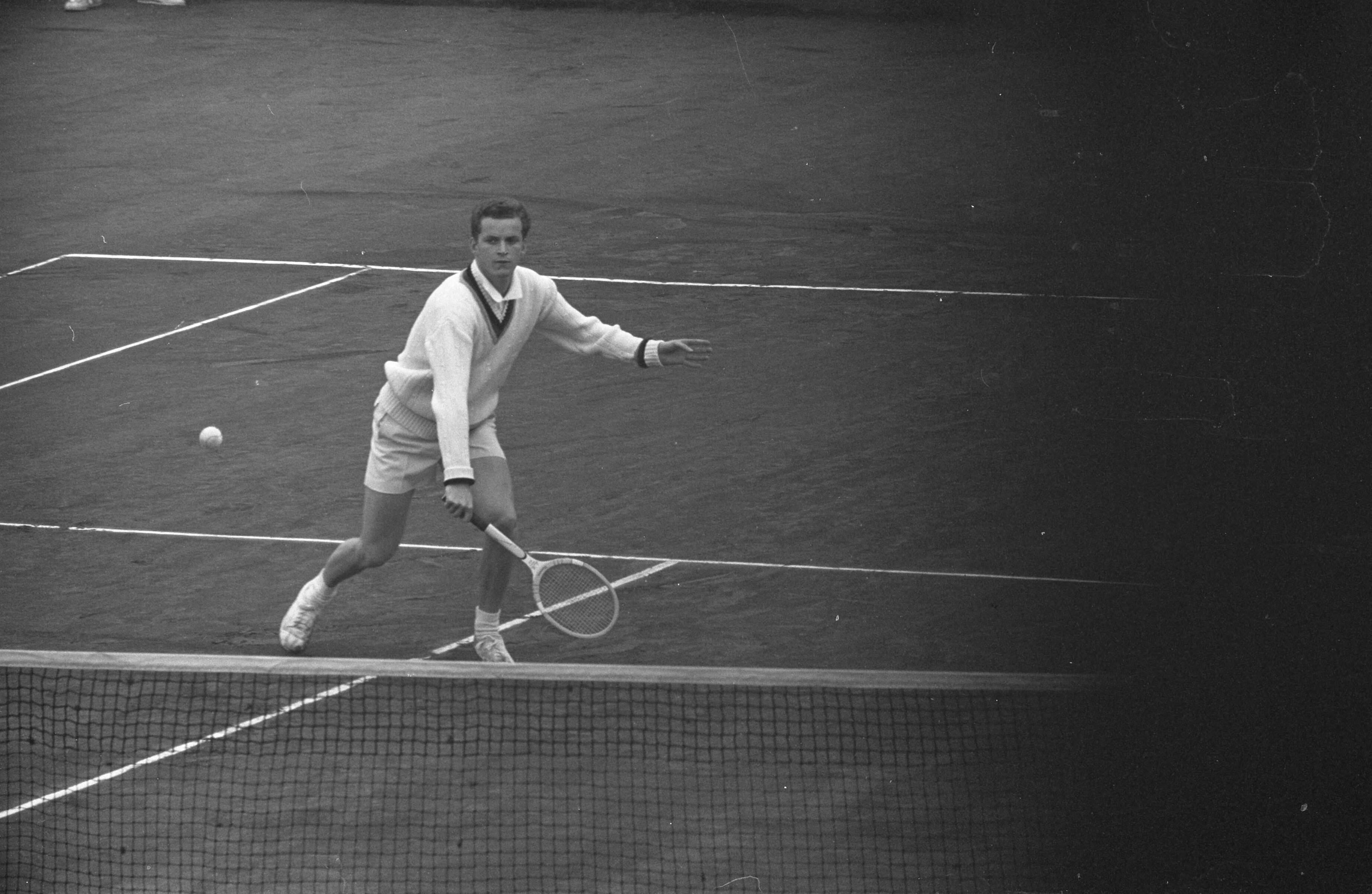 Fotocollectie Anefo — Davis Cup wedstrijd Nederland-West-Duitsland op de METS-banen te Scheveningen. Wilhelm Bungert [West-Duitsland] — Foto: Bilsen, Joop van / Anefo. Licentie: Set B: Rechtenvrij / Publiek Domein. Bron: Nationaal Archief. http://hdl.handle.net/10648/a9d71ff2-d0b4-102d-bcf8-003048976d84