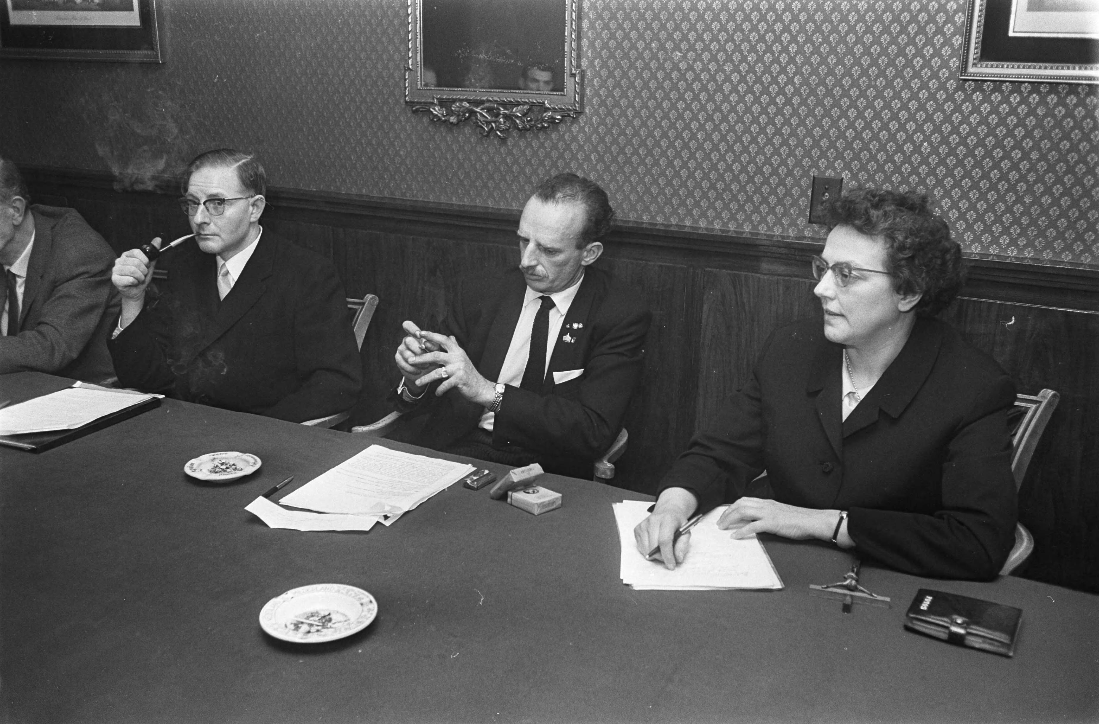 Fotocollectie Anefo — Wereldregering gevormd door Reichsgraf Von Thun und Holenstein te Den Haag , de Reichsgraf (midden) met twee medewerkers links Jan Braat , rechts mejuffrouw — Foto: Koch, Eric / Anefo. Licentie: Set B: Rechtenvrij / Publiek Domein. Bron: Nationaal Archief. http://hdl.handle.net/10648/ab3270fe-d0b4-102d-bcf8-003048976d84