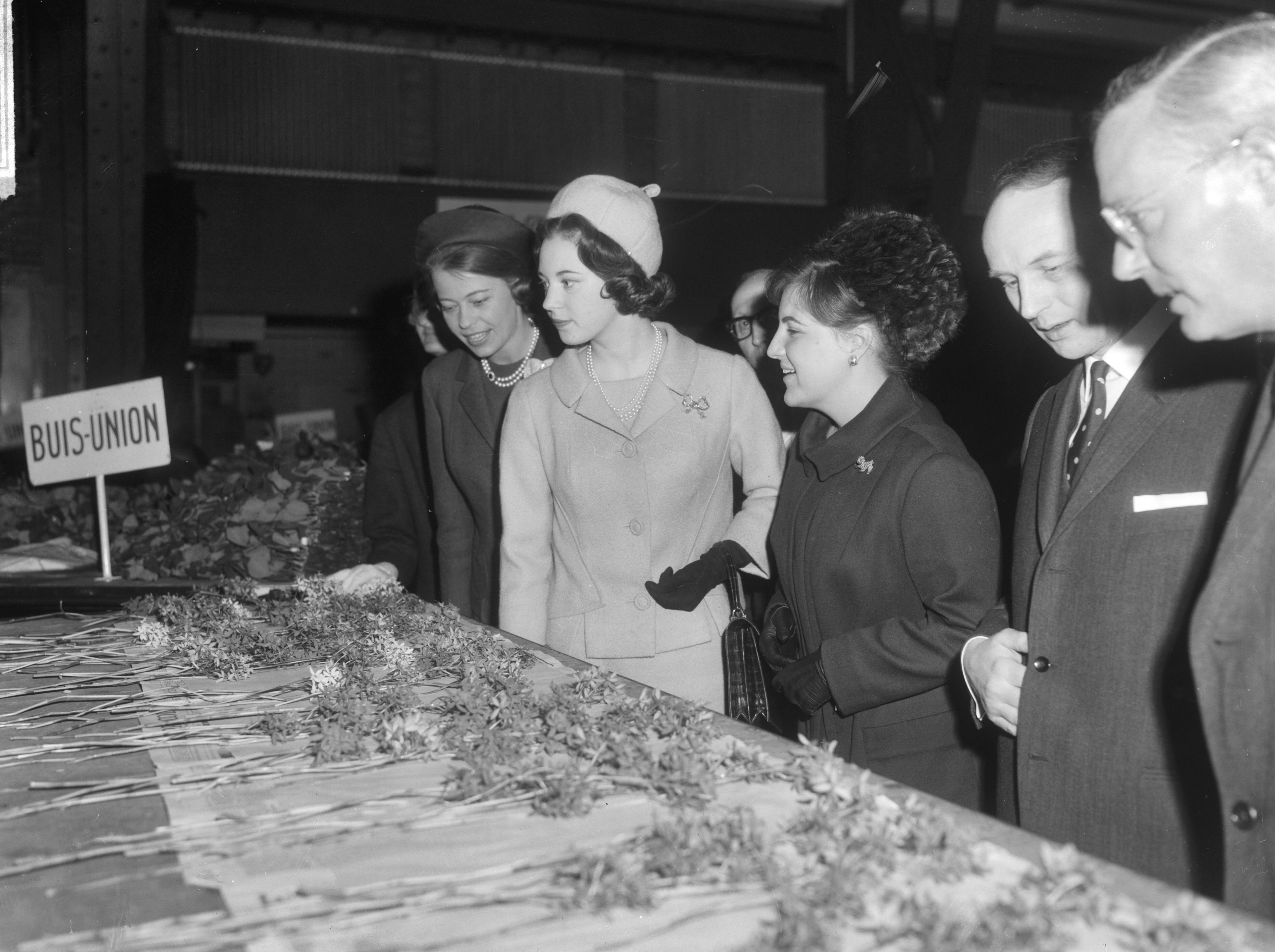 Bezoek van prinses Benedikte van Denemarken aan Nederland (1965) — De Deense prinses Benedikte en prinses Margriet bezochten de bloemenveiling te Aalsmeer, de prinsessen tijdens de rondgang — Foto: Bilsen, Joop van / Anefo. Licentie: Set B: Rechtenvrij / Publiek Domein. Bron: Nationaal Archief. http://hdl.handle.net/10648/aa9e9654-d0b4-102d-bcf8-003048976d84