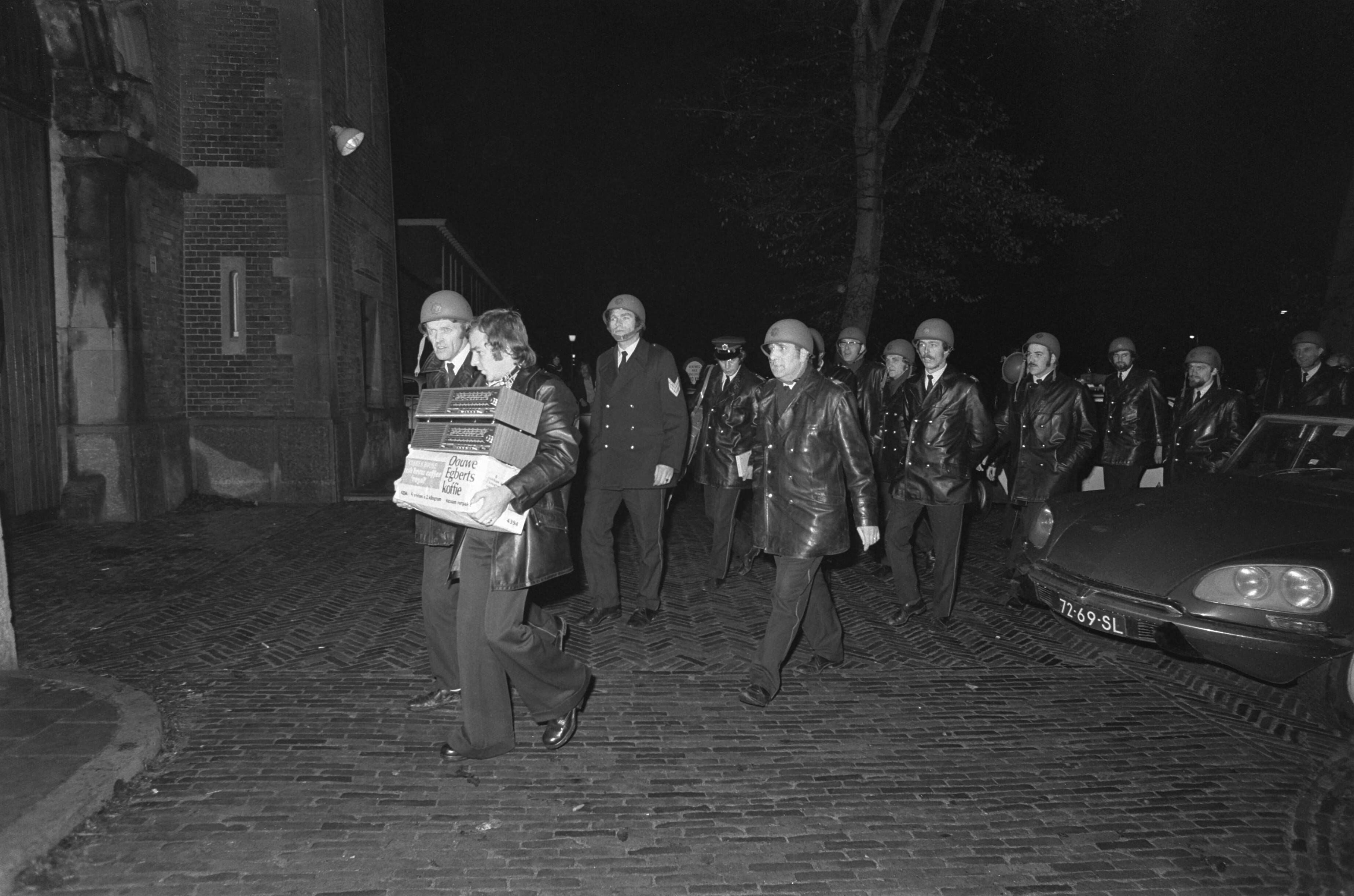 Fotocollectie Anefo — Gijzeling in Scheveningse gevangenis; gehelmde politiemensen bij de gevangenis — Foto: Peters, Hans / Anefo. Licentie: Set B: Rechtenvrij / Publiek Domein. Bron: Nationaal Archief. http://hdl.handle.net/10648/ac58e7a6-d0b4-102d-bcf8-003048976d84