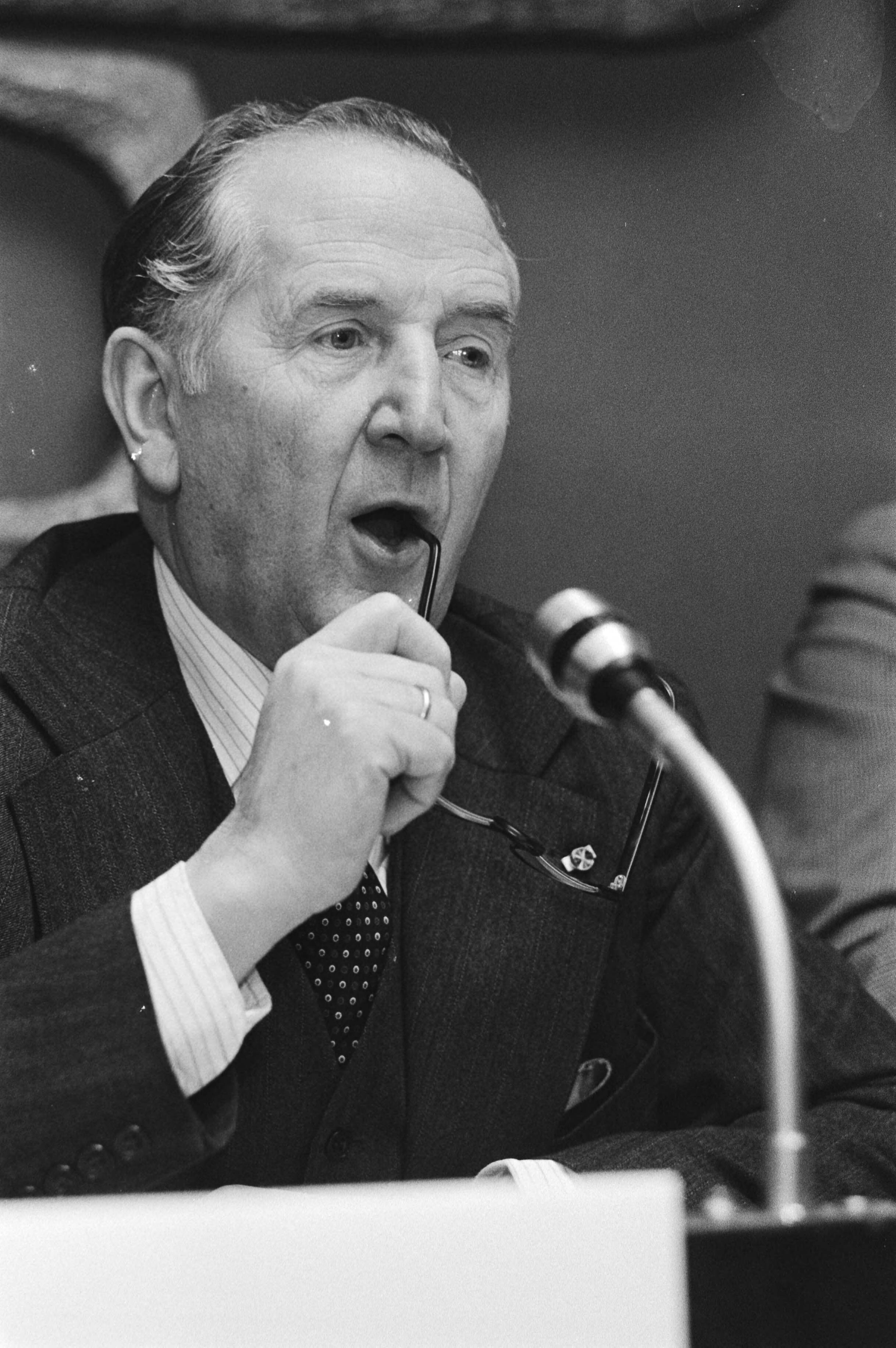 Fotocollectie Anefo — Persconferentie VNO in Den Haag over visie ondernemers over 1981. VNO-voorzitter Van Veen aan het woord — Foto: Croes, Rob C. / Anefo. Licentie: Set B: Rechtenvrij / Publiek Domein. Bron: Nationaal Archief. http://hdl.handle.net/10648/acf2590e-d0b4-102d-bcf8-003048976d84