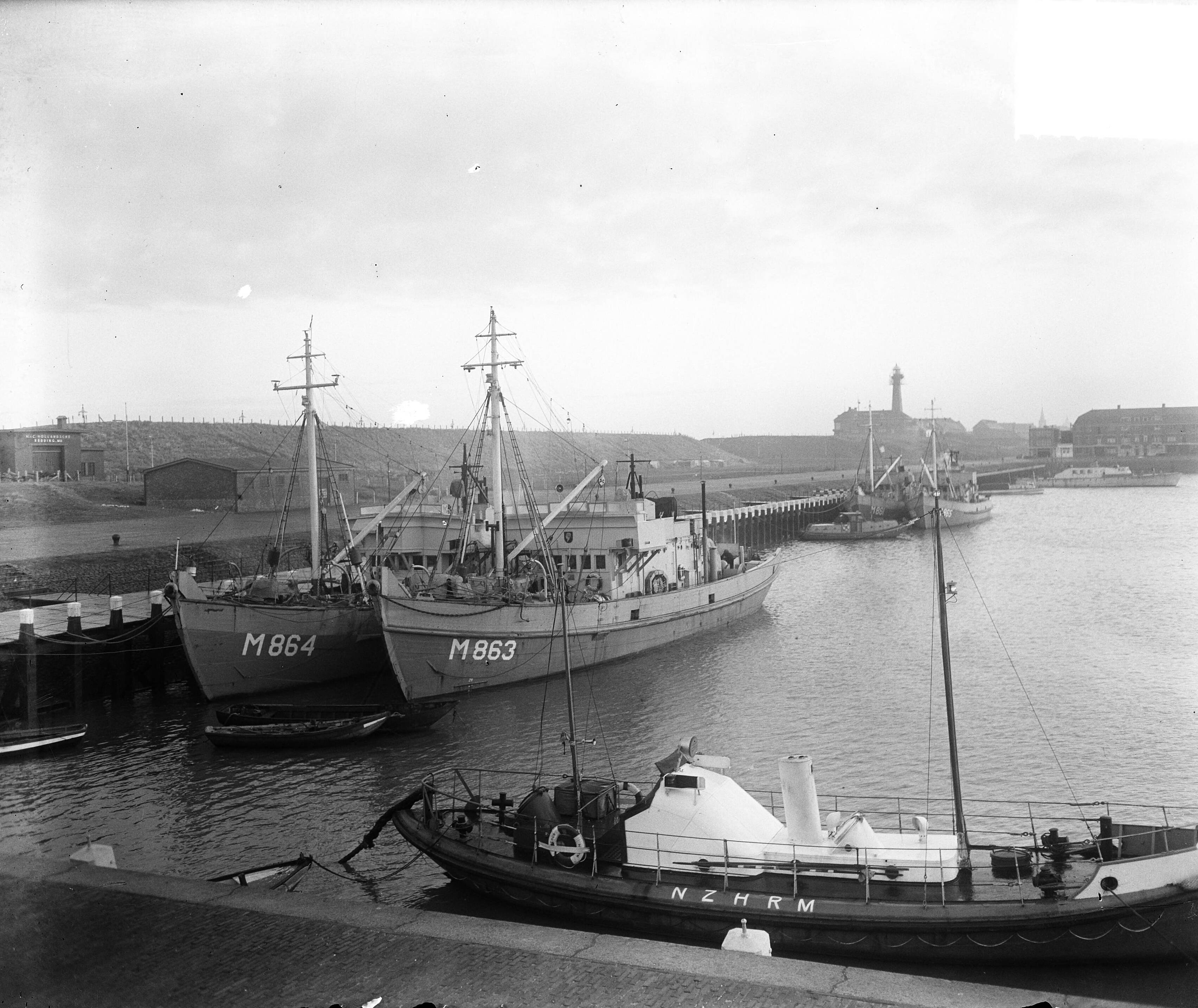 Fotocollectie Anefo — Mijnenvegers in Scheveningen. De Hr. Ms. "Marken" ( M 863) en Hr. Ms. "Putten" (M 864) — Foto: Duinen, H. van / Anefo. Licentie: Set B: Rechtenvrij / Publiek Domein. Bron: Nationaal Archief. http://hdl.handle.net/10648/a8e6956e-d0b4-102d-bcf8-003048976d84