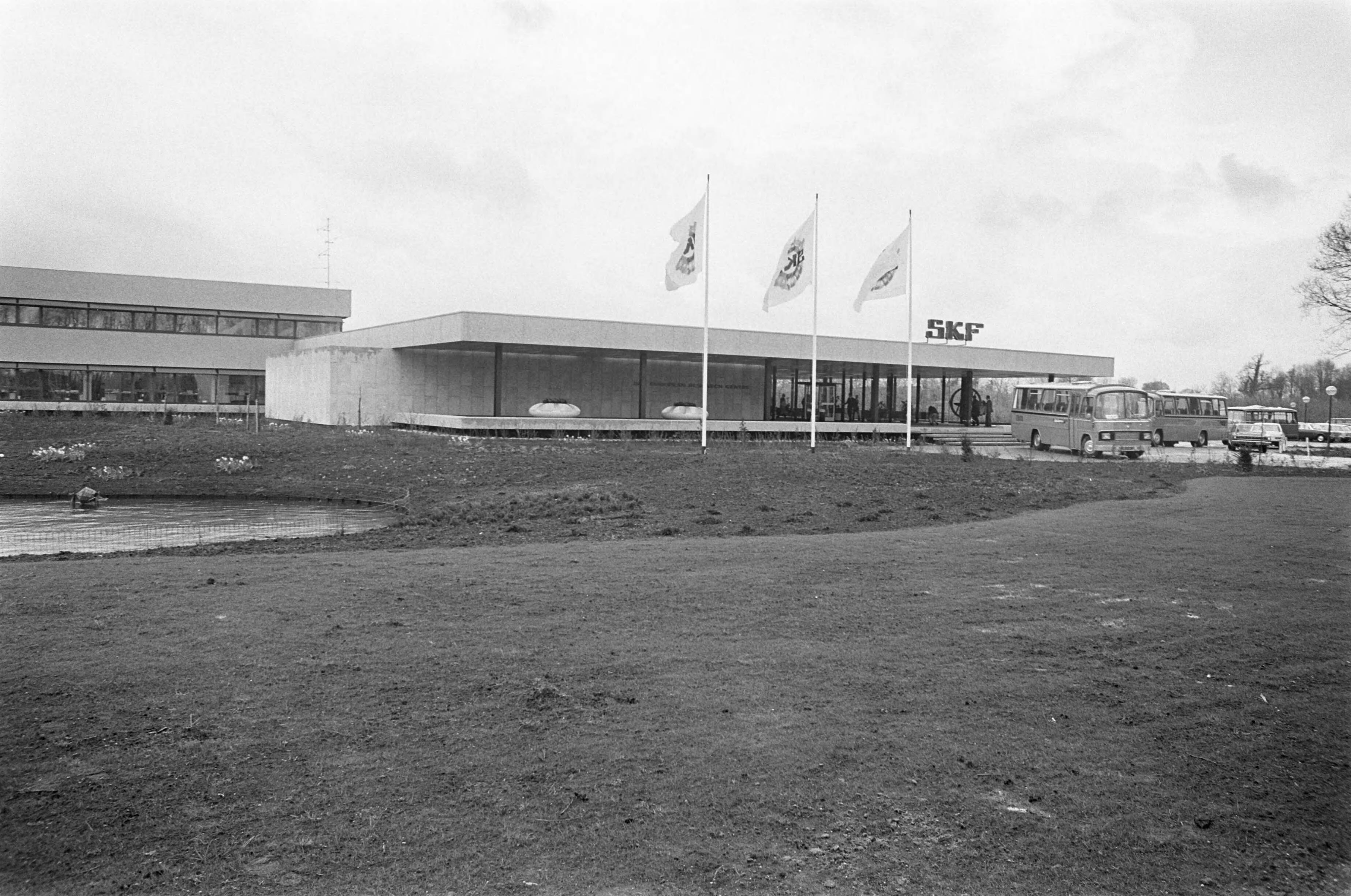 Opening van A. B. Svenska Kullagerfabriken Research Centre te Jutphaas door Prins Bernhard en prins Bert van Zweden — A. B. Svenska Kullagerfabriken Research Centre te Jutphaas — Foto: Fotograaf Onbekend / Anefo. Licentie: Set B: Rechtenvrij / Publiek Domein. Bron: Nationaal Archief. http://hdl.handle.net/10648/abe76a4a-d0b4-102d-bcf8-003048976d84