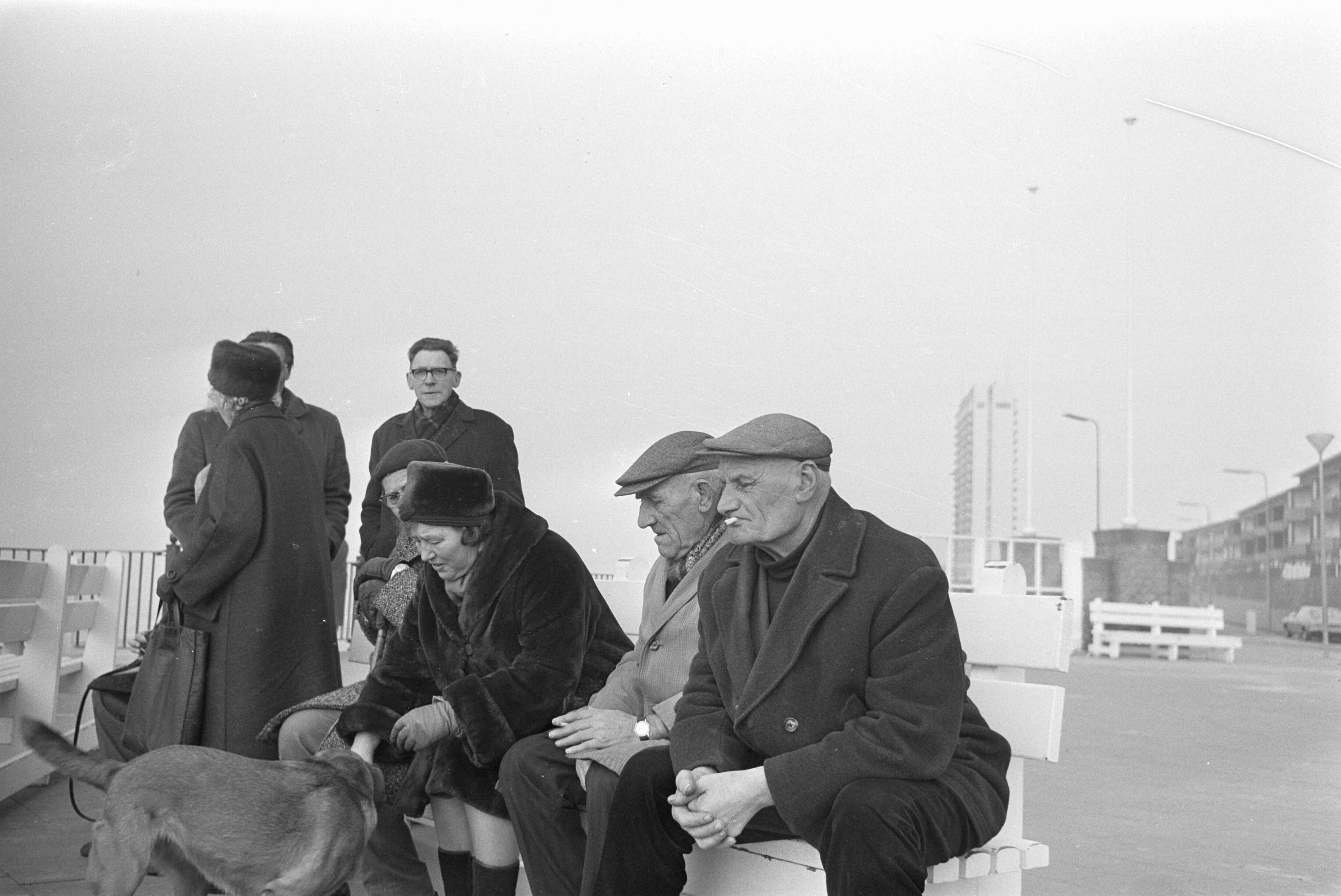 Fotocollectie Anefo — Voorjaarszon in Zandvoort; oude mensen op bank — Foto: Punt, W. / Anefo. Licentie: Set B: Rechtenvrij / Publiek Domein. Bron: Nationaal Archief. http://hdl.handle.net/10648/abb34e36-d0b4-102d-bcf8-003048976d84
